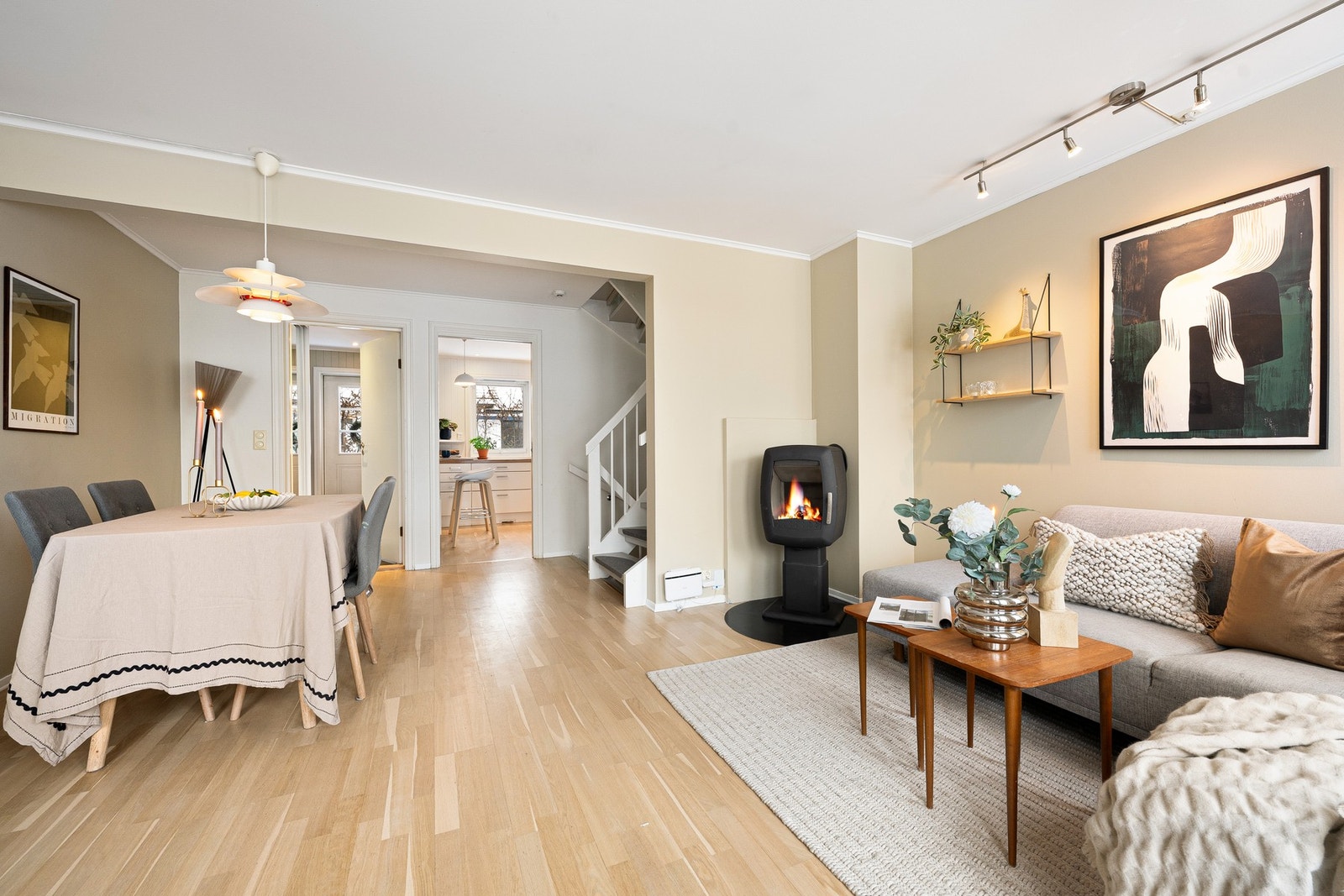 Stuen har enkel adkomst fra entré og kjøkken, med en naturlig spisesone mellom. Galleribilde