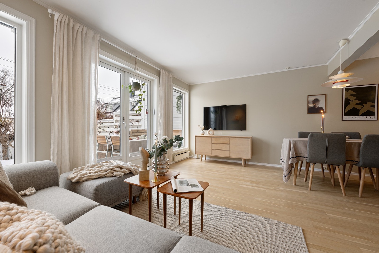 Stue/spisestue med god plass til både sofagruppe og spisebord, og en planløsning som gjør rommet enkelt å møblere. Galleribilde