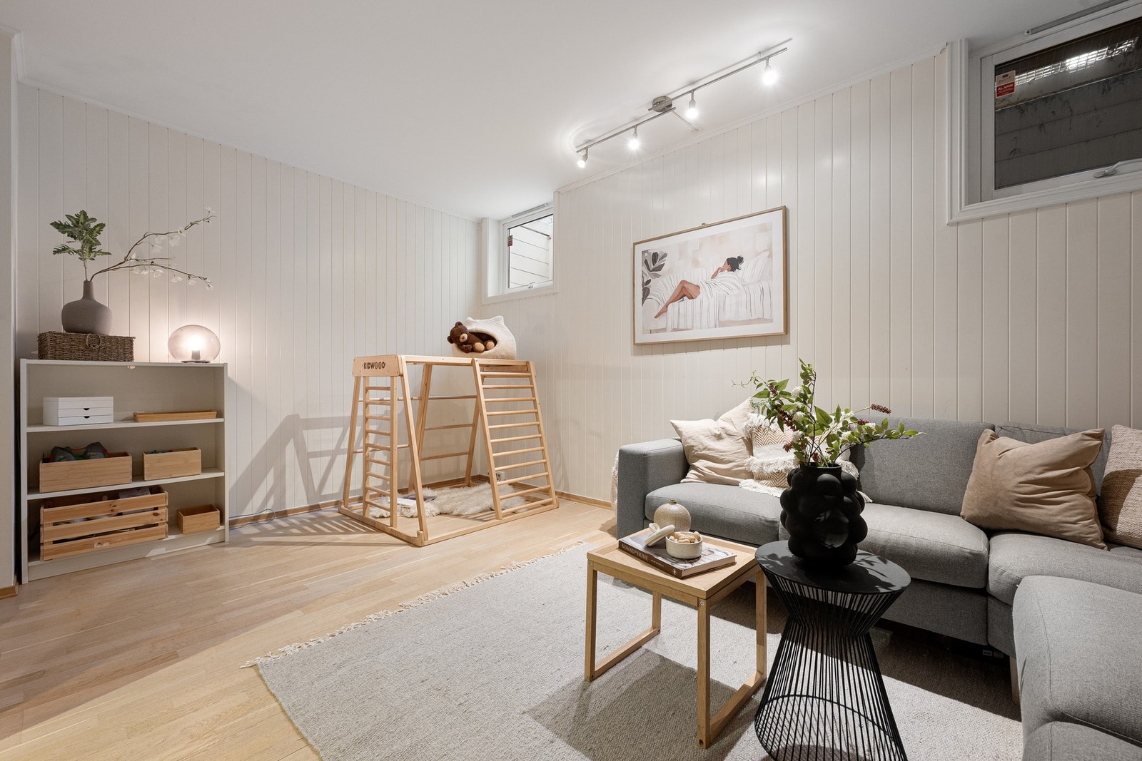 Kjellerstuen har en planløsning som gjør rommet enkelt å møblere, enten med stor sofa eller flere sittegrupper. Galleribilde