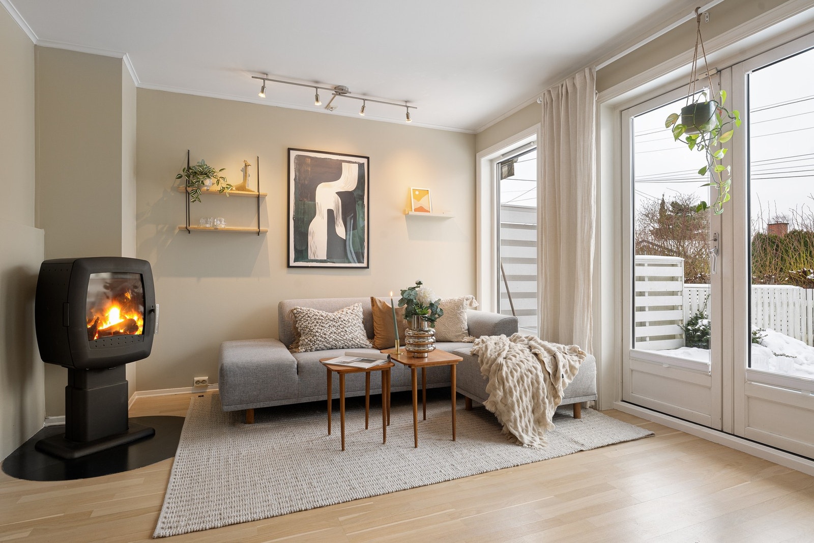 Stuen har peisovn som gir ekstra varmekilde og bidrar til en lun atmosfære i den kaldere delen av året. Galleribilde