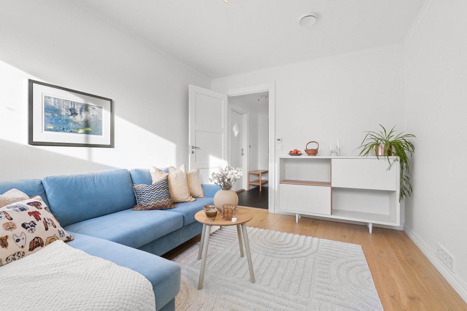 Nevnte rom (trimrom og kjellerstue) er dermed ikke godkjent for varig opphold. Se nærmere omtale under Midlertidig brukstillatelse og ferdigattest i salgsoppgaven for ytterligere informasjon. Galleribilde