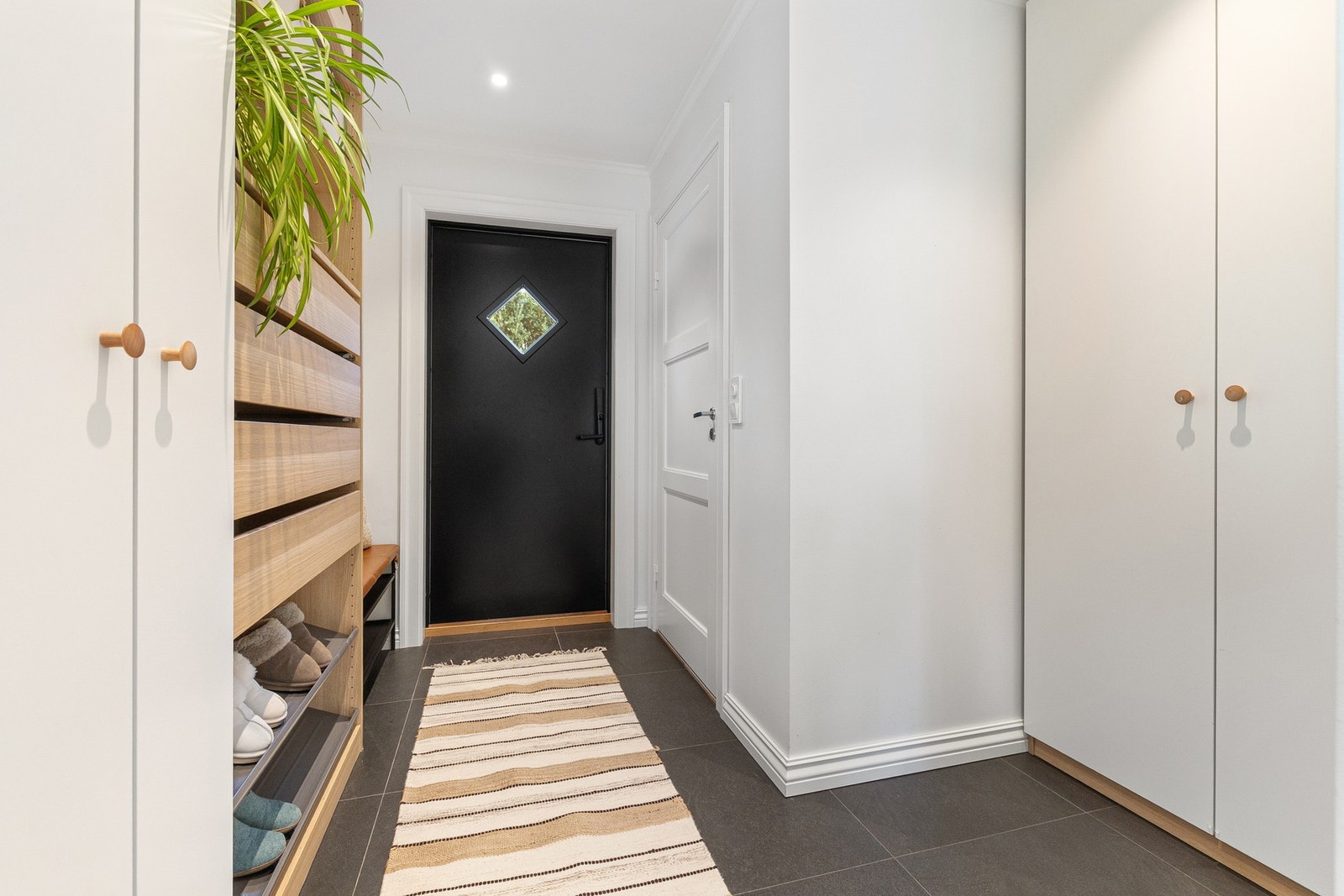 Det er rikelig med plass til garderobeløsninger, med gode muligheter for oppbevaring av yttertøy og sko i garderobeskap. Galleribilde