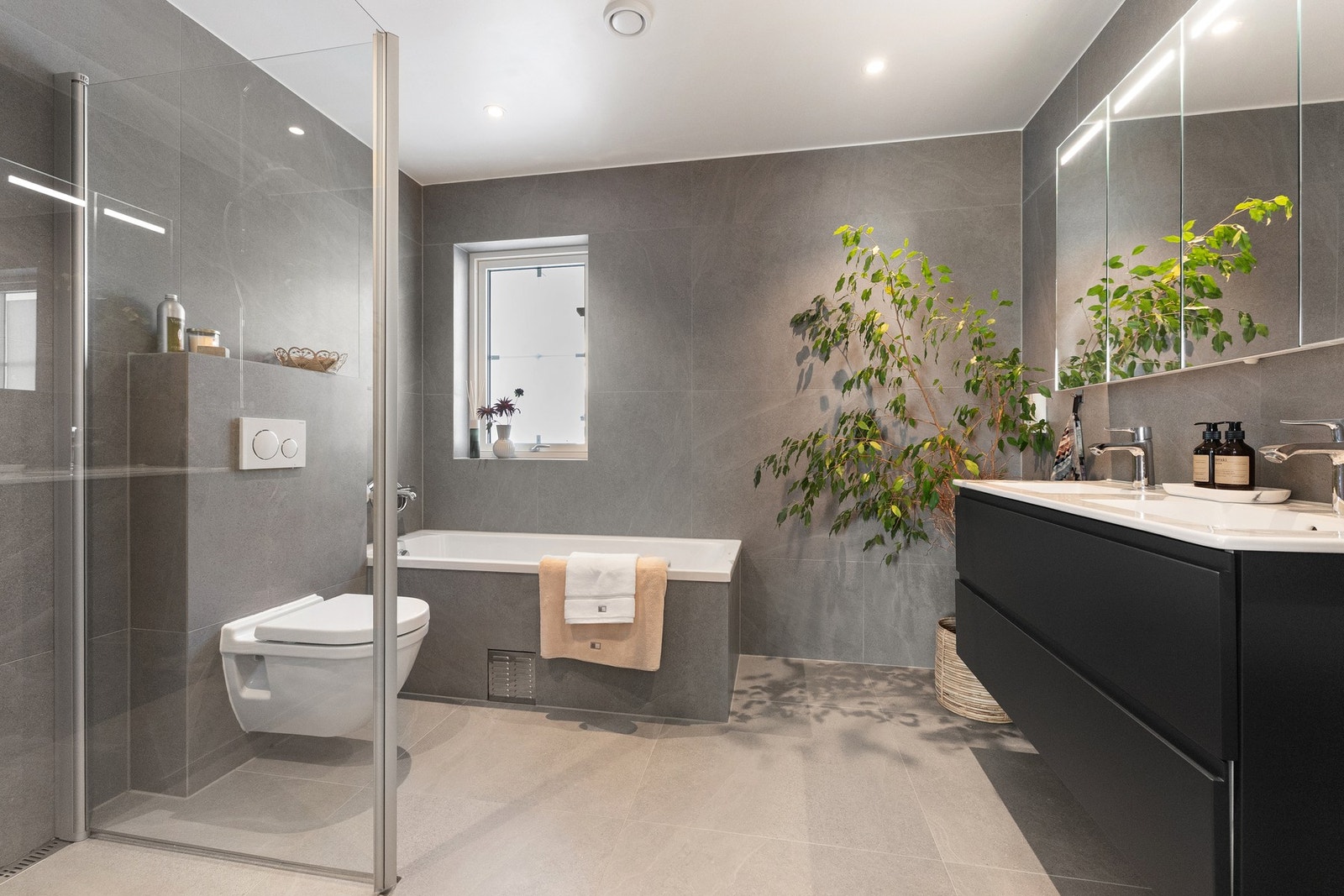 I tillegg har hovedsoverommet direkte adkomst til eget bad. Galleribilde