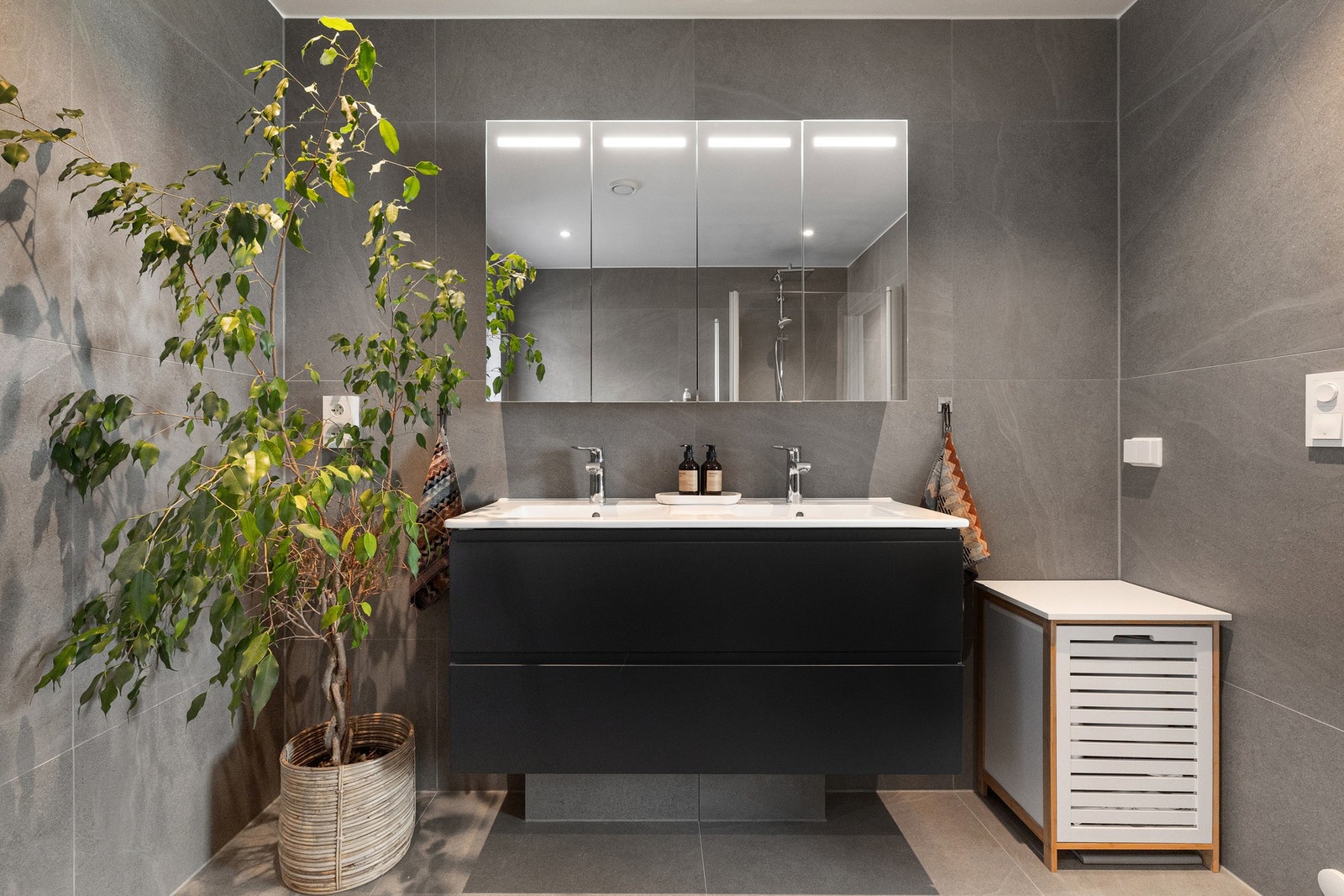 Overflatene består av store 80 x 80 cm fliser på både vegger og gulv, og gulvet er utstyrt med elektriske varmekabler. Galleribilde