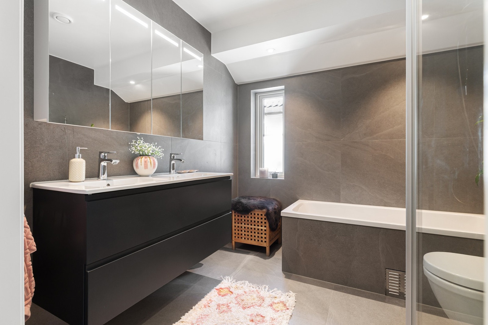 Flislagt bad hvor det i likhet med de andre våtrommene foreligger full dokumentasjon på utført arbeid. Galleribilde