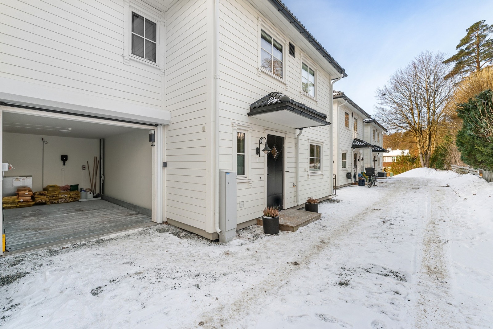 Boligen har garasje med plass til to biler. Galleribilde