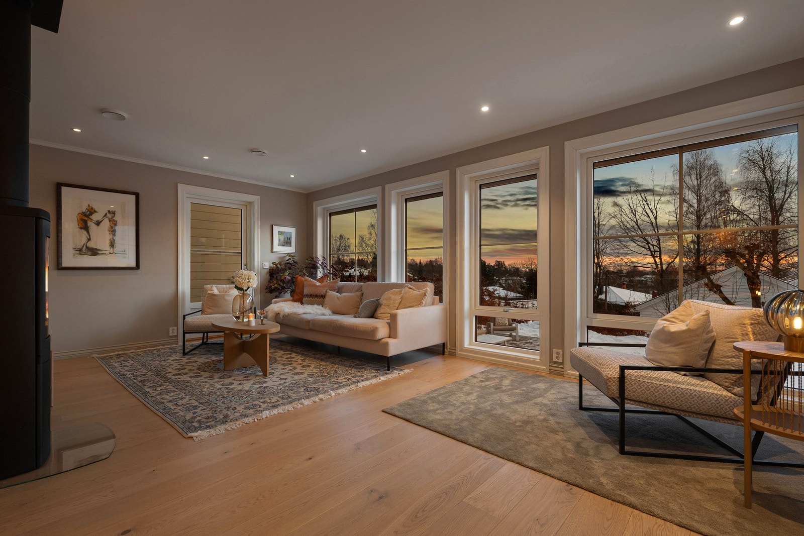 På kveldstid oppleves boligen som rolig og harmonisk, med en atmosfære som inviterer til avslapning. Galleribilde