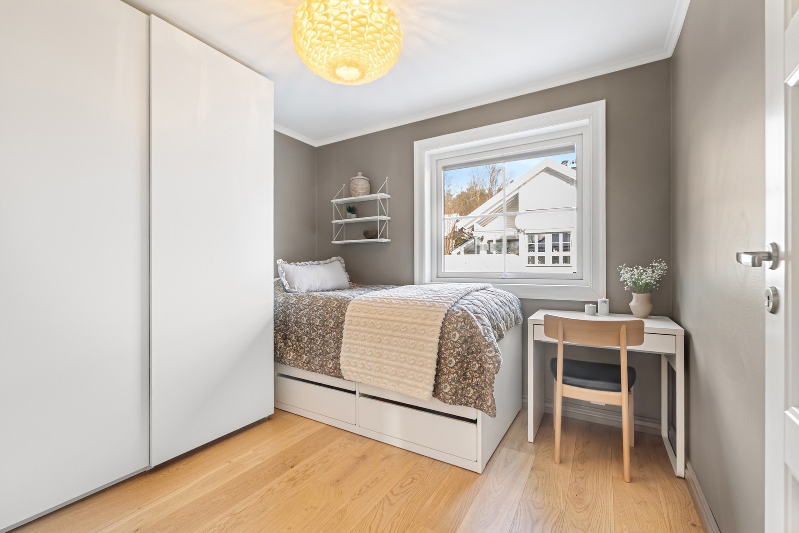 Soverom 3 er et perfekt barne- og ungdomsrom hvor det er plass til seng, garderobe og pult for hjemmeleksene. Galleribilde