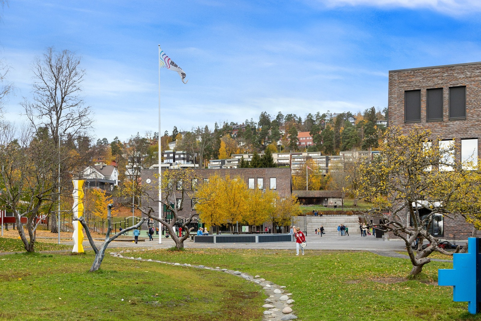 Fra boligen tar det kun et par minutter å gå til Holmen barneskole, som åpnet høsten 2018. Galleribilde