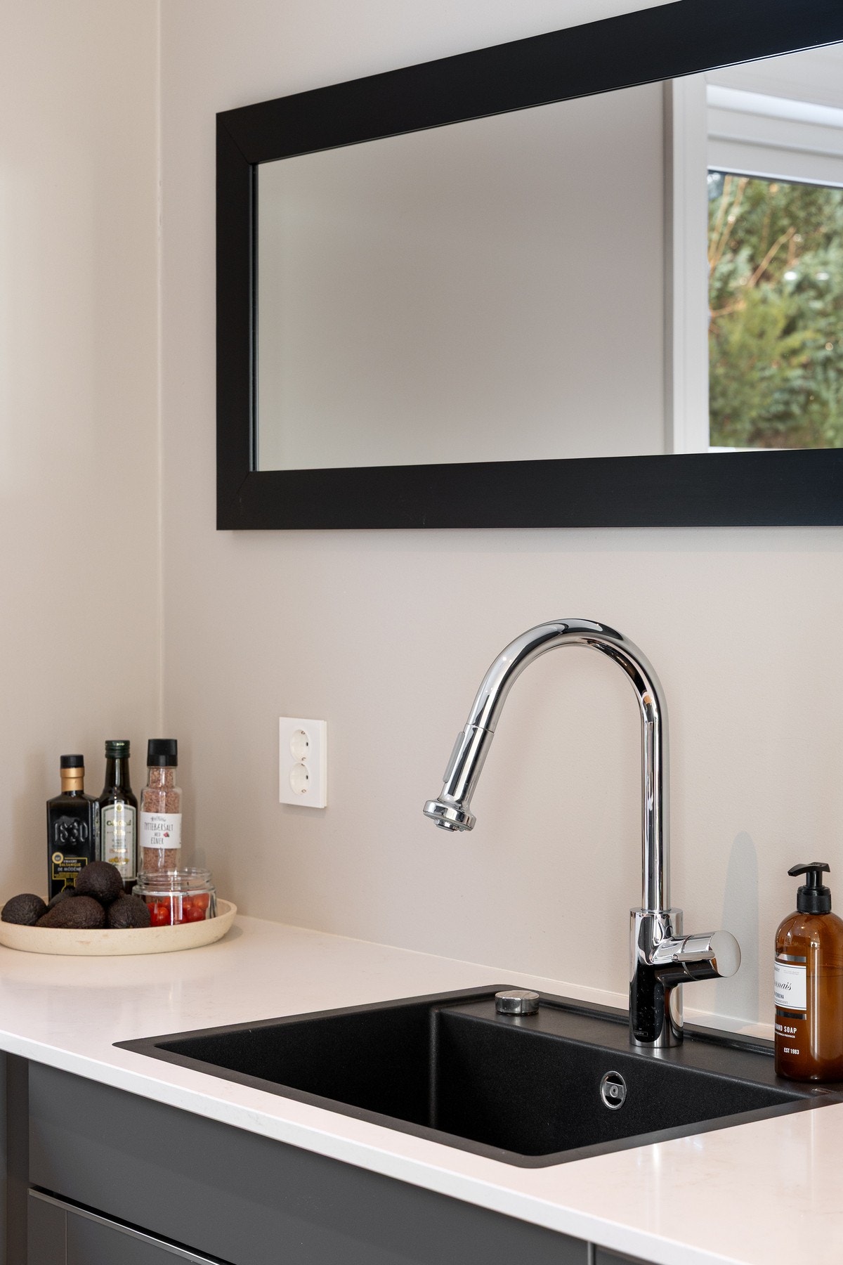 Vasken er planslipt og utstyrt med kjøkkenarmatur med ettgreps betjening med praktisk spylefunksjon. Galleribilde