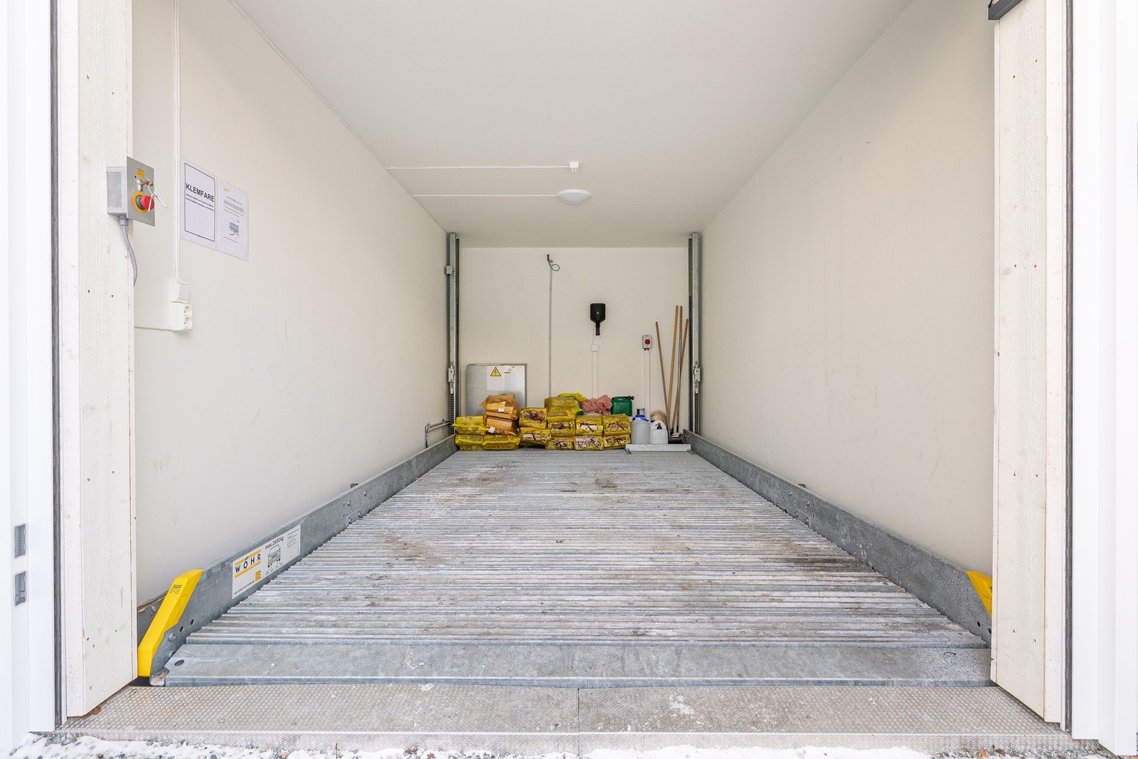 Garasjen er utstyrt med bilheis med innvendige mål på ca. 289*549 cm. Galleribilde