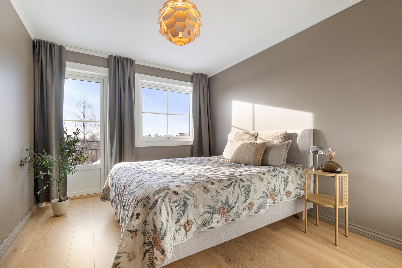 Soverom 2 fremstår som lyst og trivelig, med gode vindusflater og behagelige fargevalg. Galleribilde