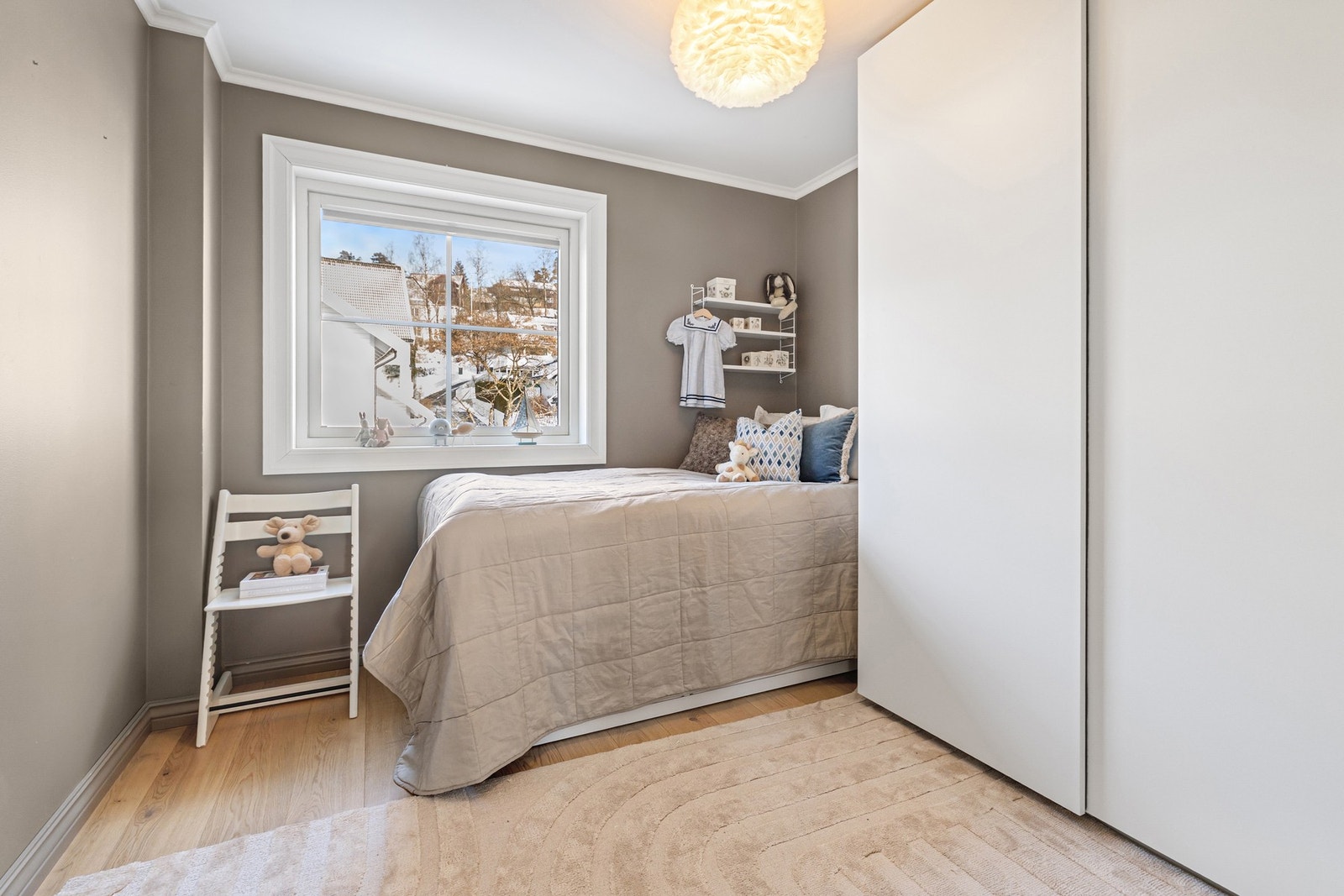 Vinduet sørger for fint lysinnslipp og utsyn. Galleribilde