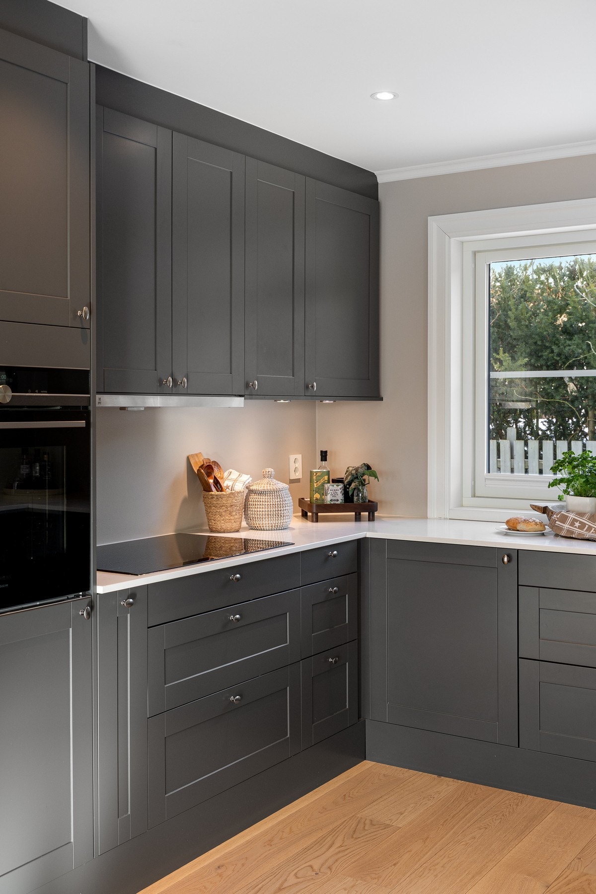 Løsningen er helhetlig og praktisk, med hvitevarer fra Siemens og Frigor. Galleribilde