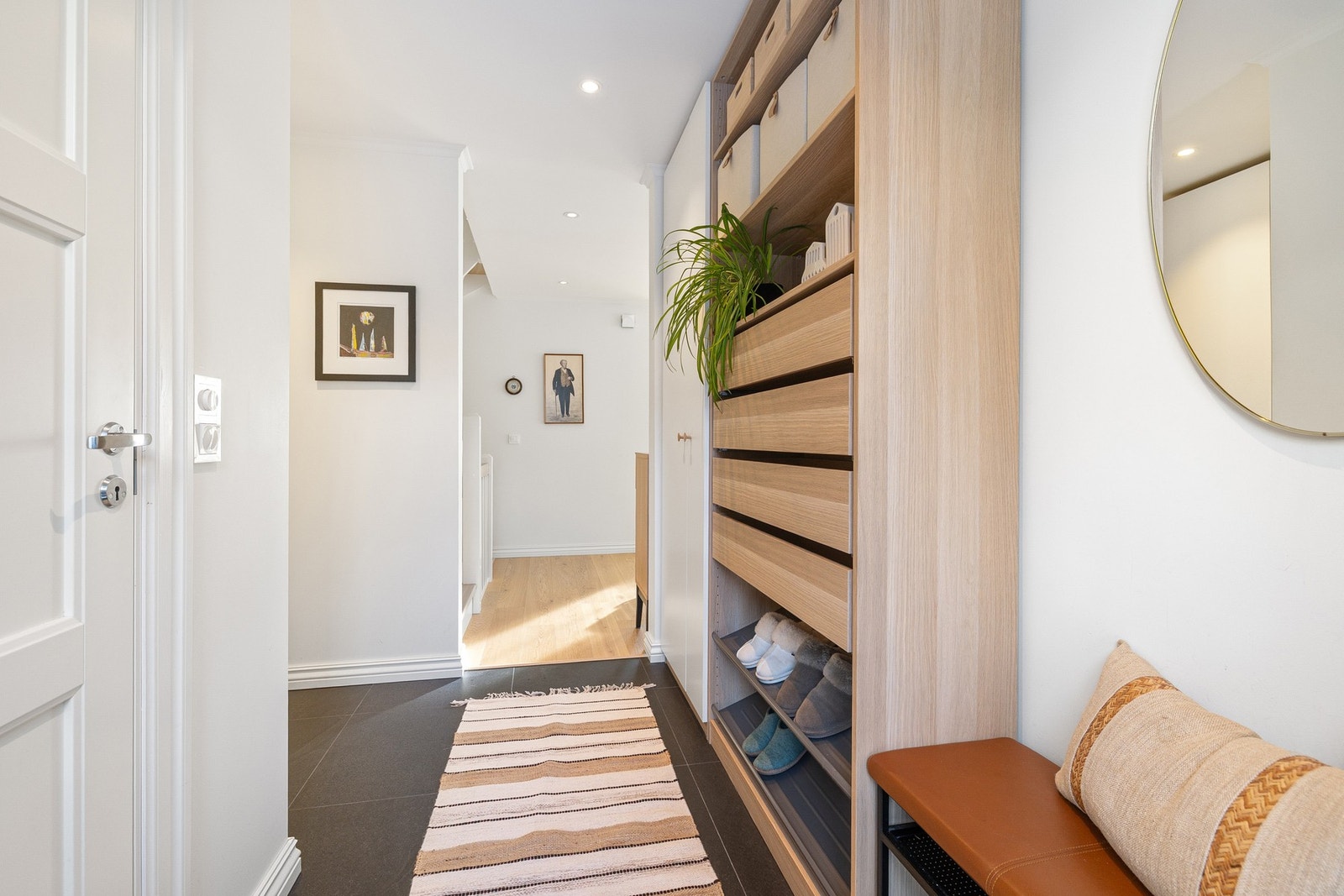 Fliser i entréen er et praktisk og stilrent valg som tåler høy slitasje, er enkle å rengjøre og gir et varig, vedlikeholdsvennlig førsteinntrykk. Galleribilde