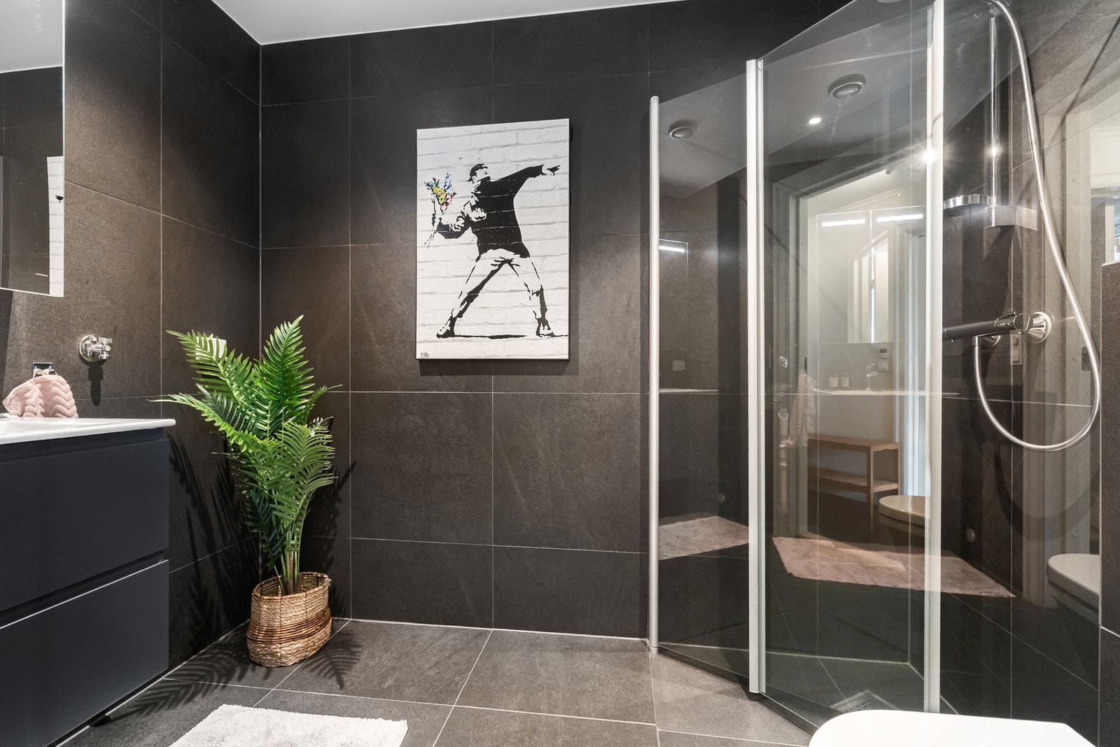 Badet i kjelleretasjen er et moderne og velutstyrt rom fra 2021, med full dokumentasjon og gjennomgående høy standard på materialvalg og utførelse. Galleribilde