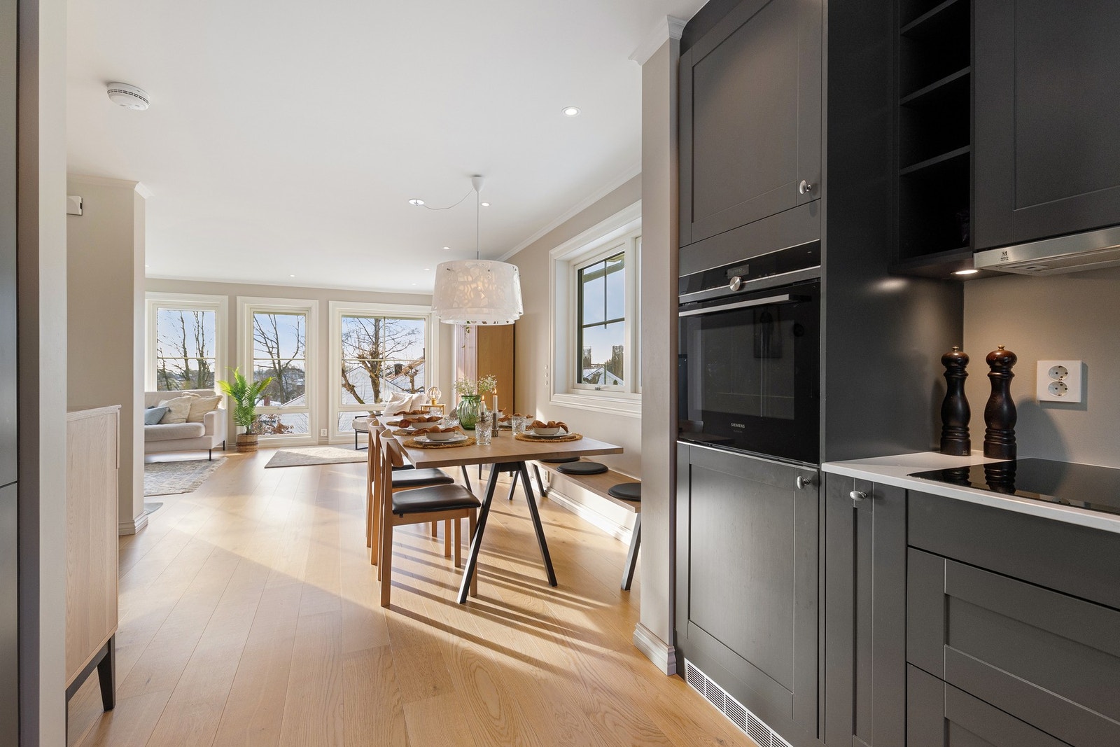 Hvitevarene inkluderer stekeovn, induksjonstopp (ny 2026), oppvaskmaskin, kjøleskap og fryseskap. Galleribilde