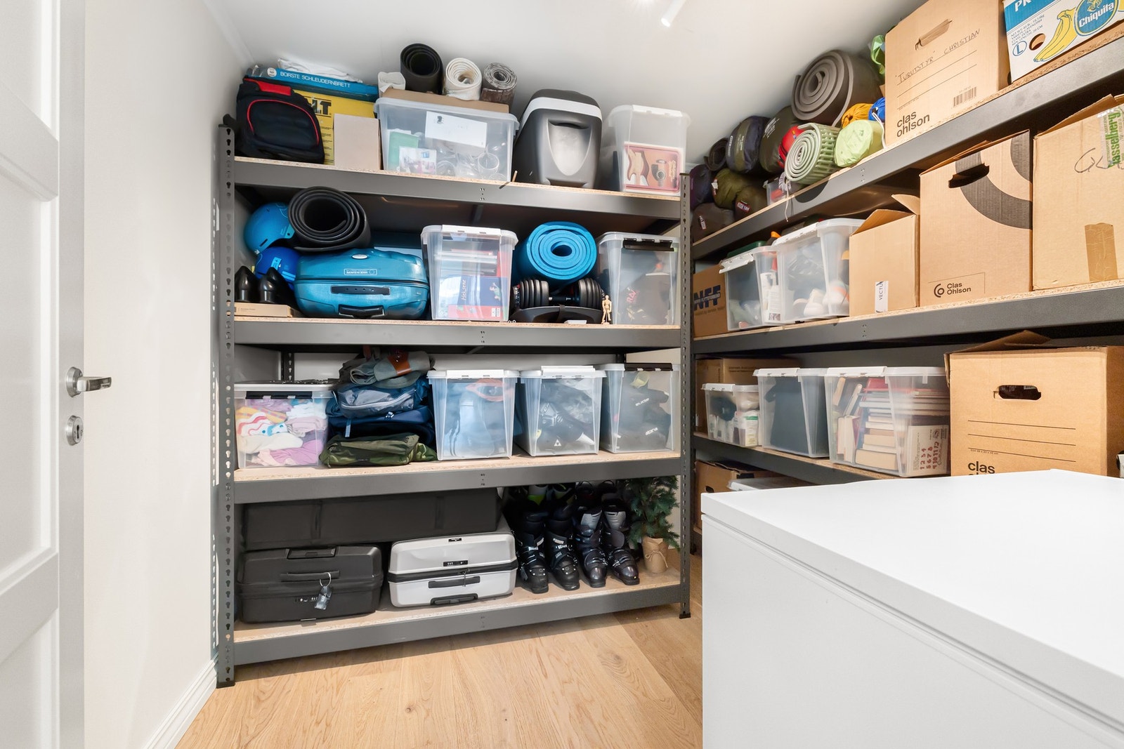 Dette rommet er det mulighet for etablering av kjøkken. I dag en romslig bod i underetasjen gir rikelig med oppbevaringsplass for sesongutstyr og øvrige eiendeler. Galleribilde