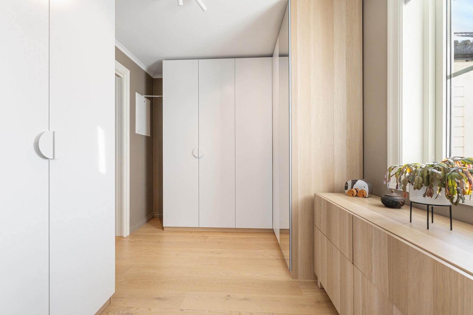 Stor walk-in garderobe med mye garderobeplass. Galleribilde