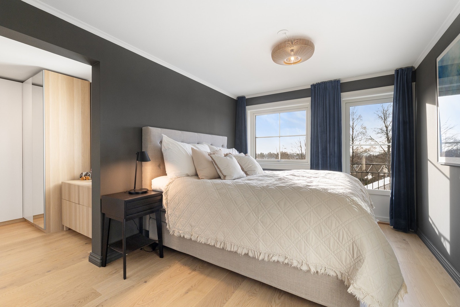 Hovedsoverommet fremstår som både lyst og romslig, med god plass til dobbeltseng og tilhørende møblement. Galleribilde