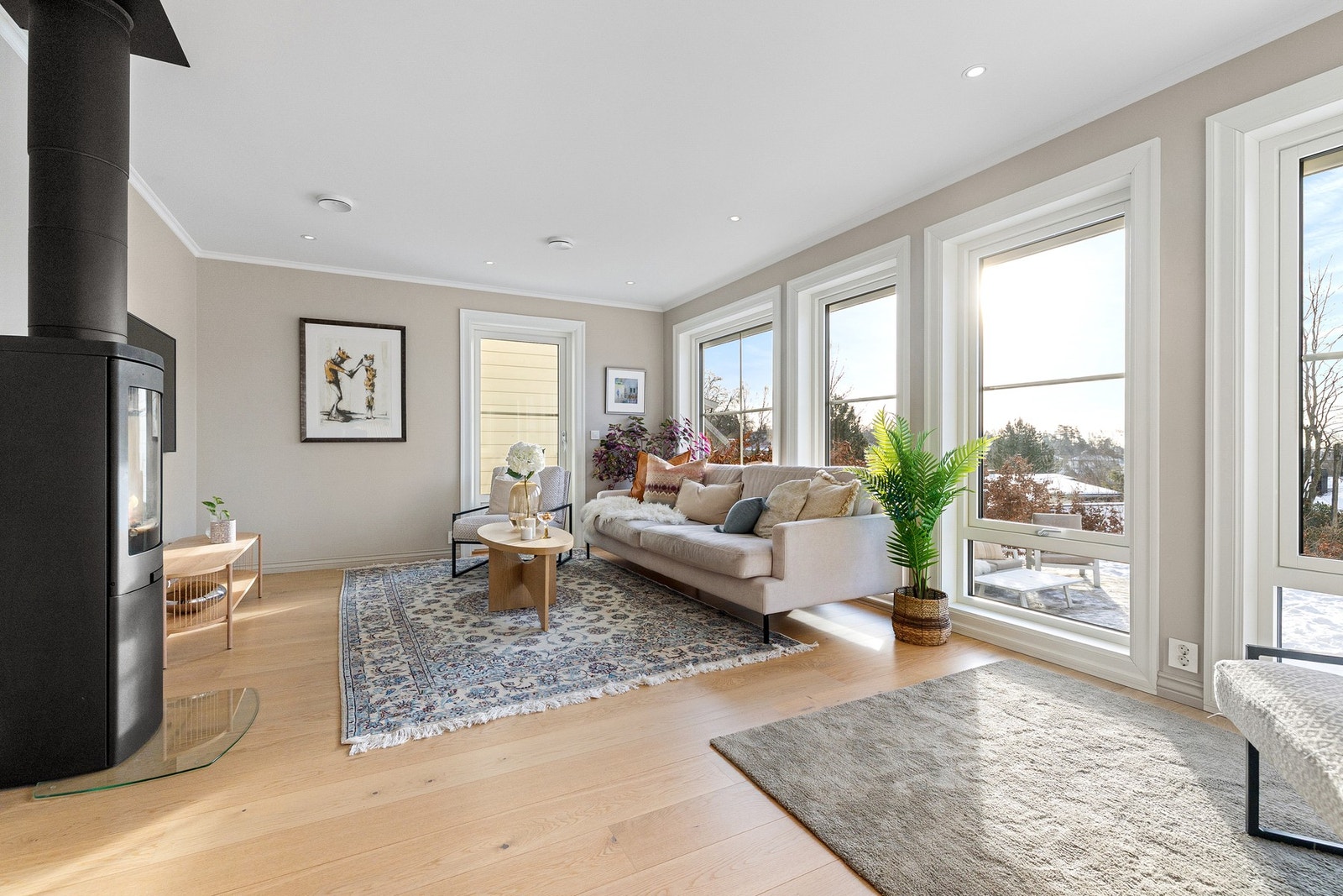 Boligen går over tre plan og holder gjennomgående høy standard med vannbåren gulvvarme, 1-stavs eikeparkett og delikate materialvalg. Galleribilde