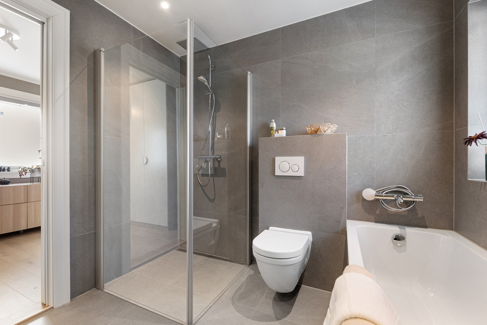 Dusjsonen er utstyrt med innfelte dusjvegger, regnfallsdusj og håndholdt dusj. Galleribilde