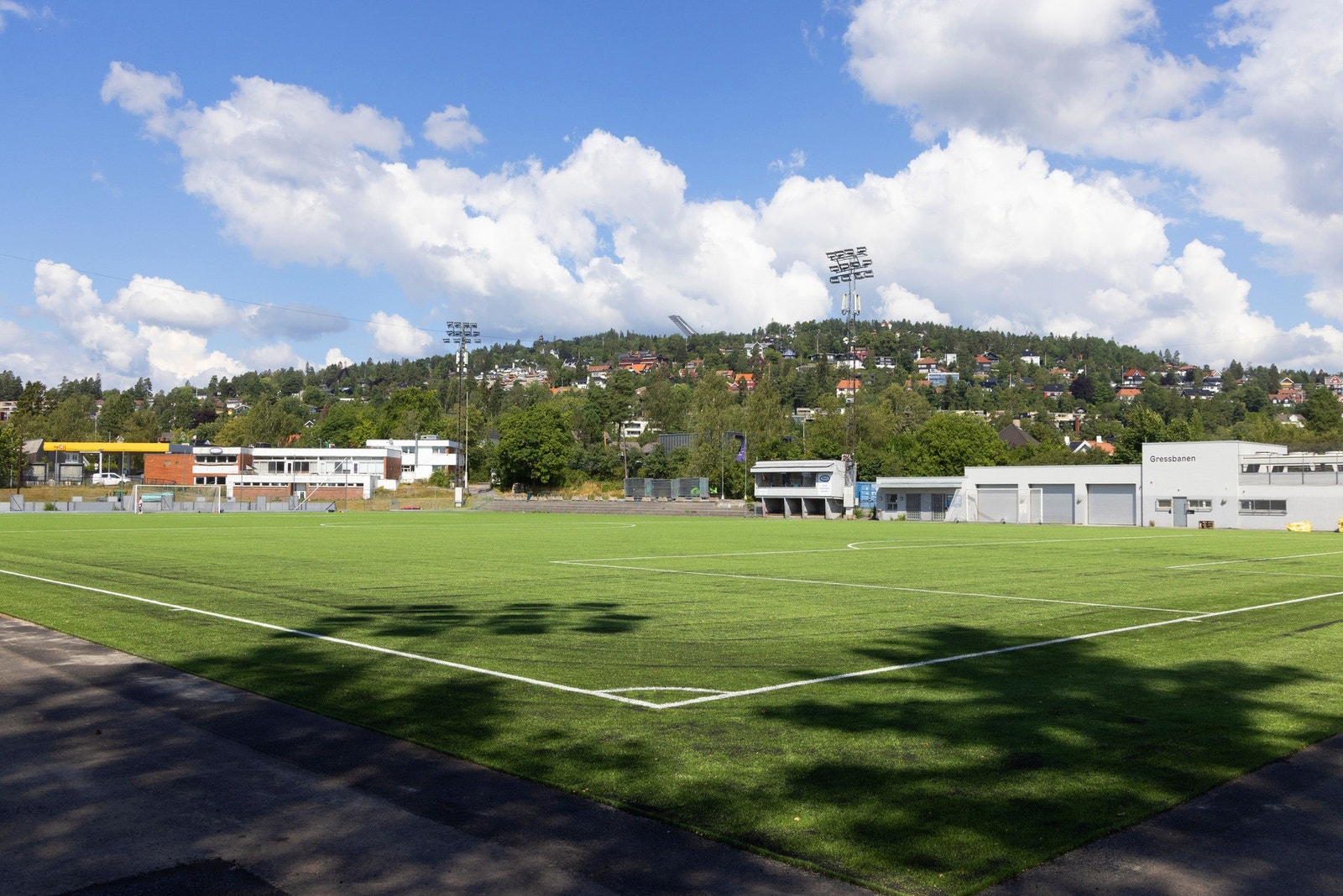 Det er umiddelbar nærhet til Gressbanen, en fotball- og bandybane for Ready idrettslag. Galleribilde