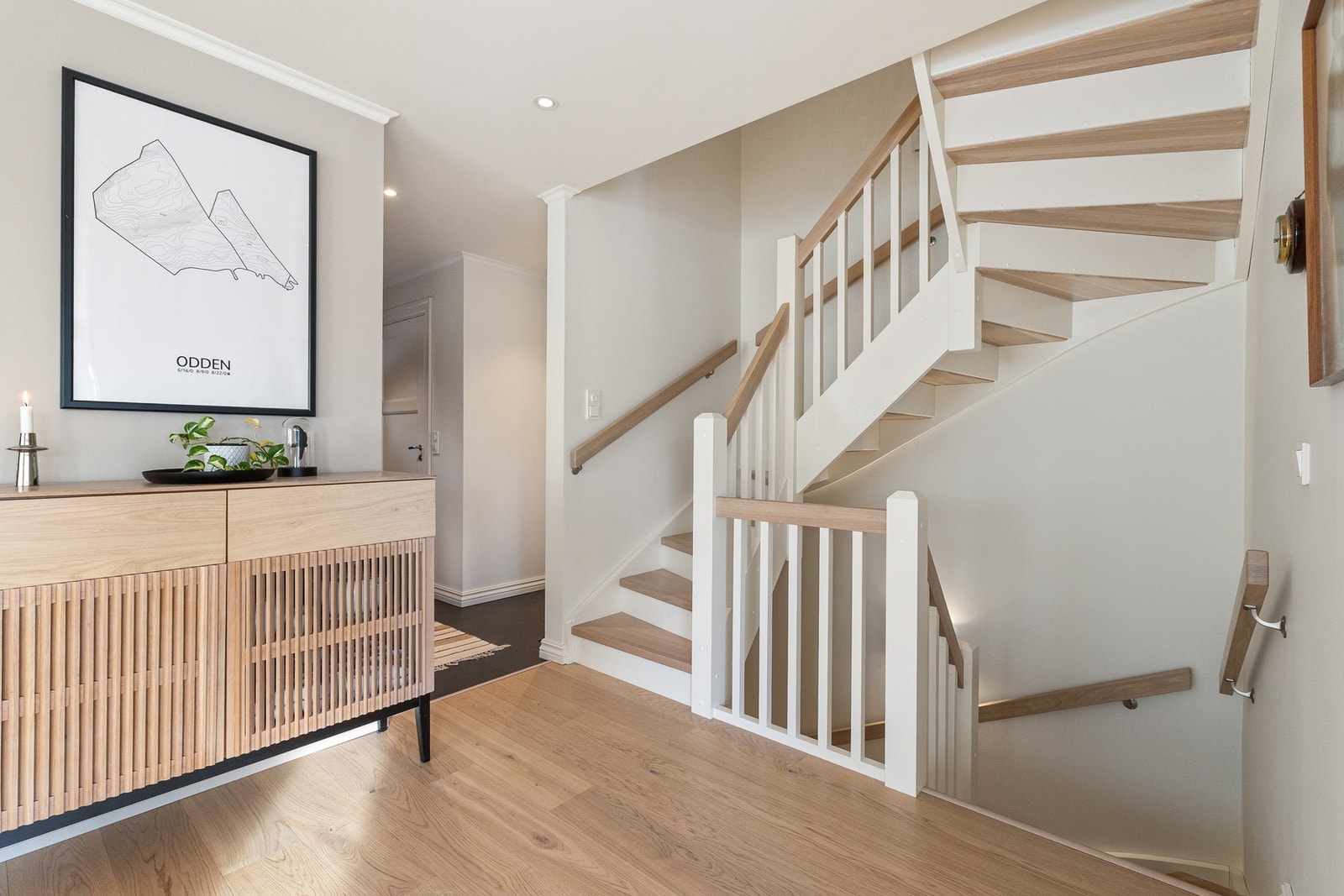 Hallen knytter de tre planene sammen og gir et helhetlig og gjennomført førsteinntrykk. Galleribilde