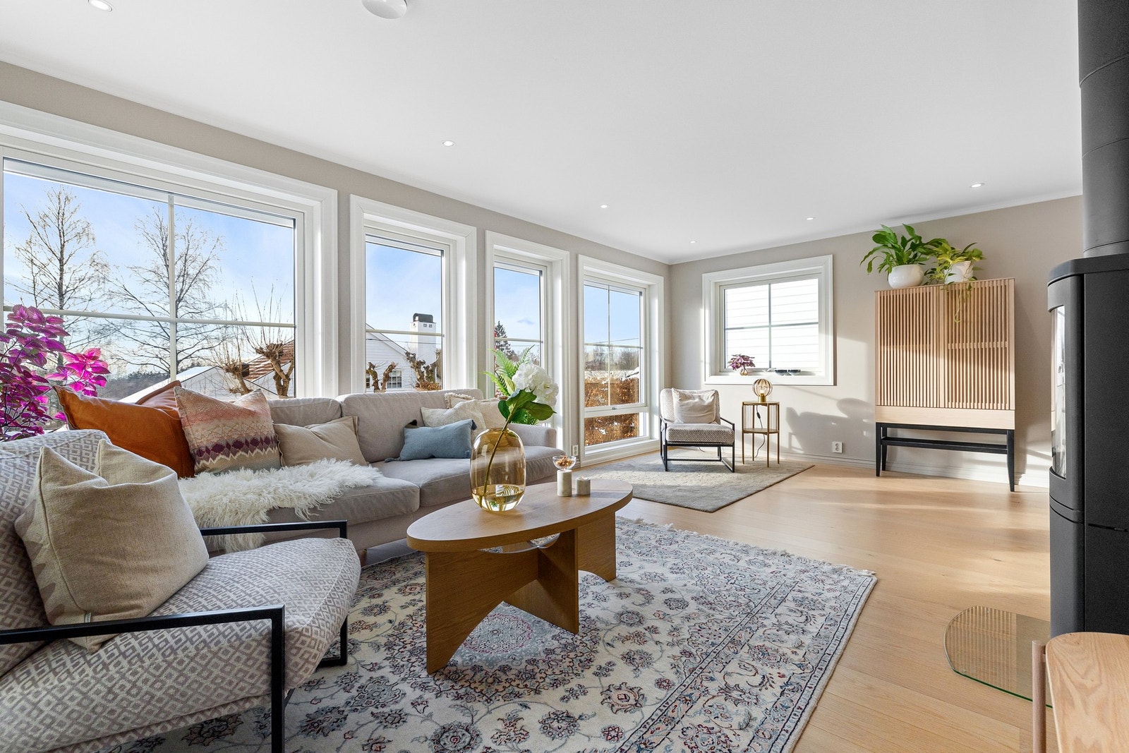 Planløsningen gir gode muligheter for å etablere flere naturlige soner, hvor sittegruppe og spiseplass harmonerer godt. Galleribilde