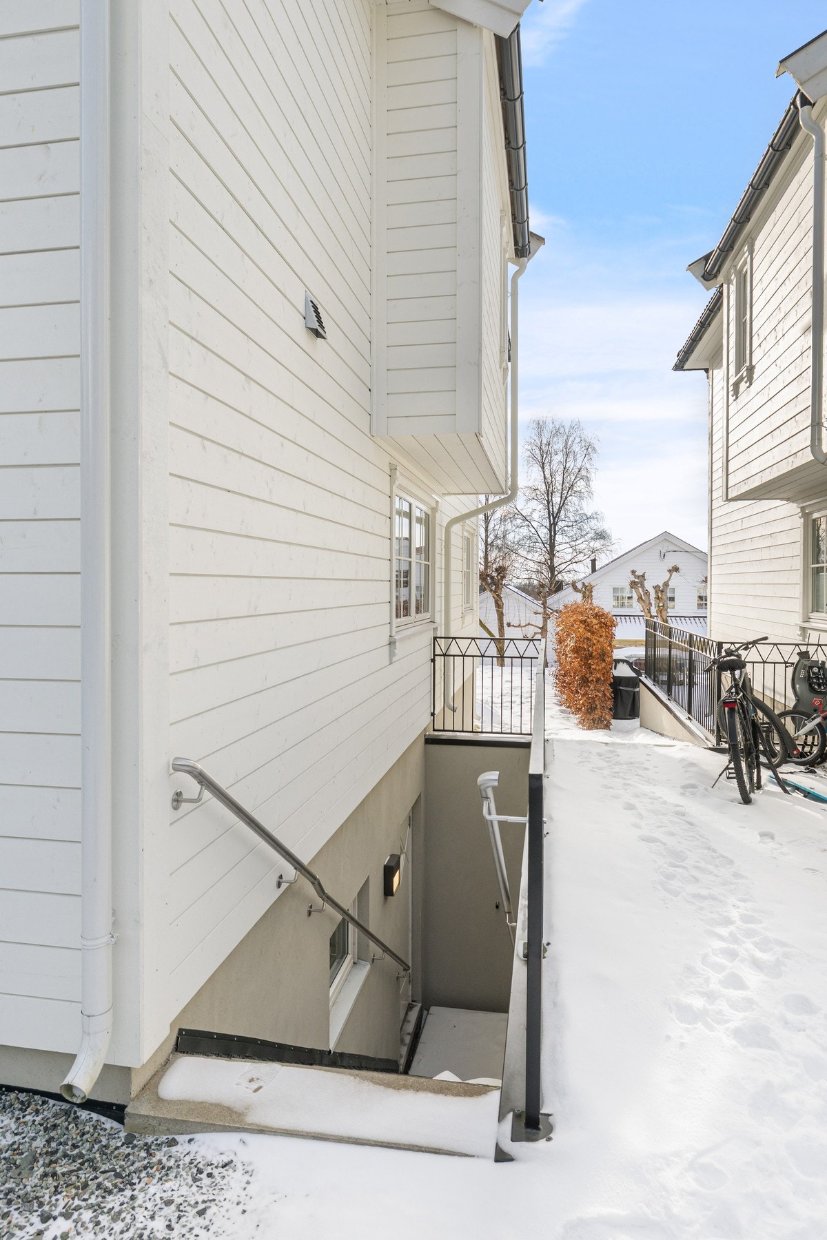 Egen inngang til kjeller gir fleksible bruksmuligheter. Galleribilde