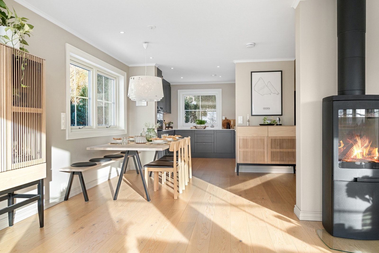 Spisebordet har en naturlig plassering i tilknytning til kjøkkenet, noe som gir en funksjonell og sosial løsning. Galleribilde