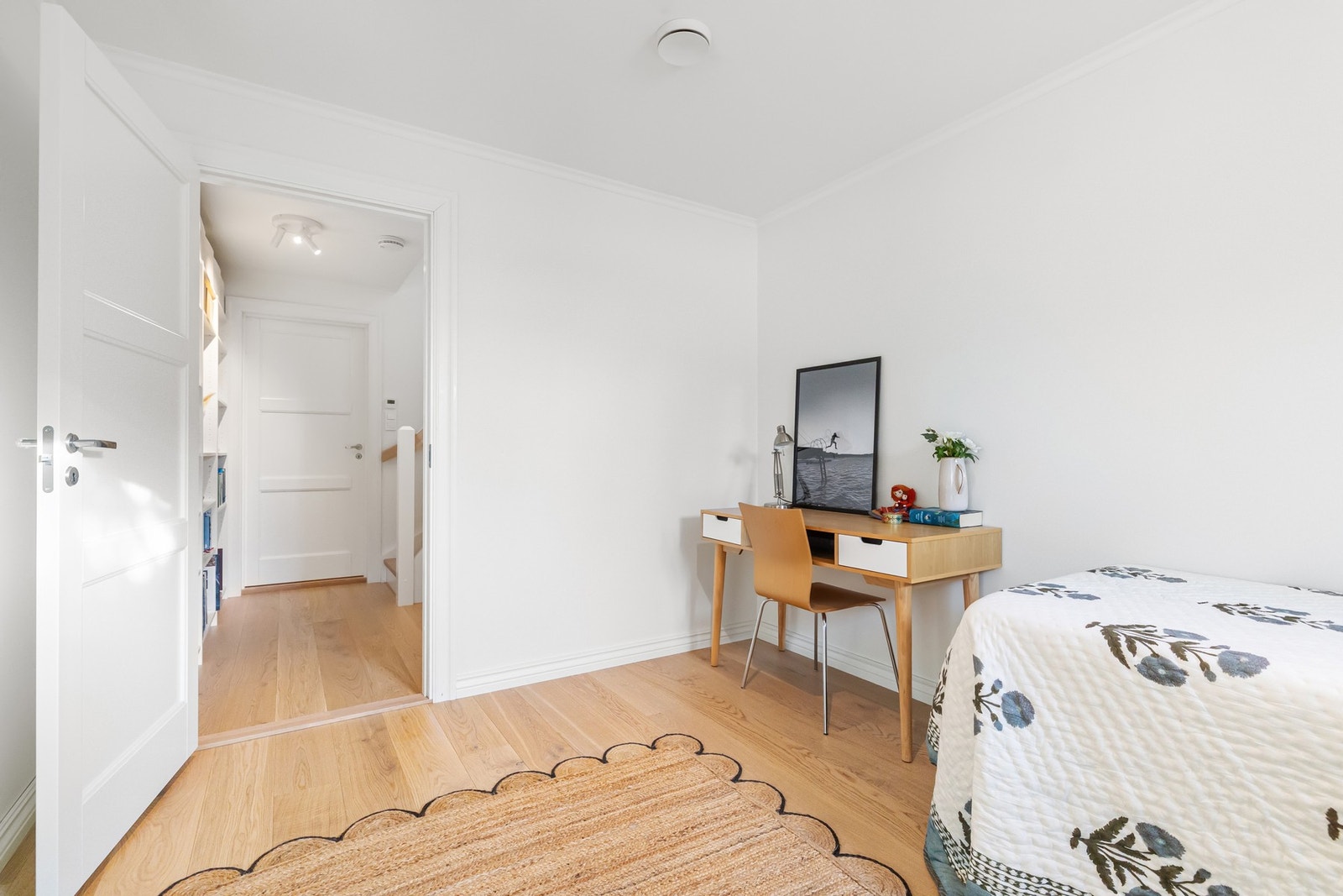 Det presiseres at avbildet rom er definert som trimrom i plantegninger er i byggemeldte tegninger definert til bod. I dag er rommet innredet med seng. Galleribilde