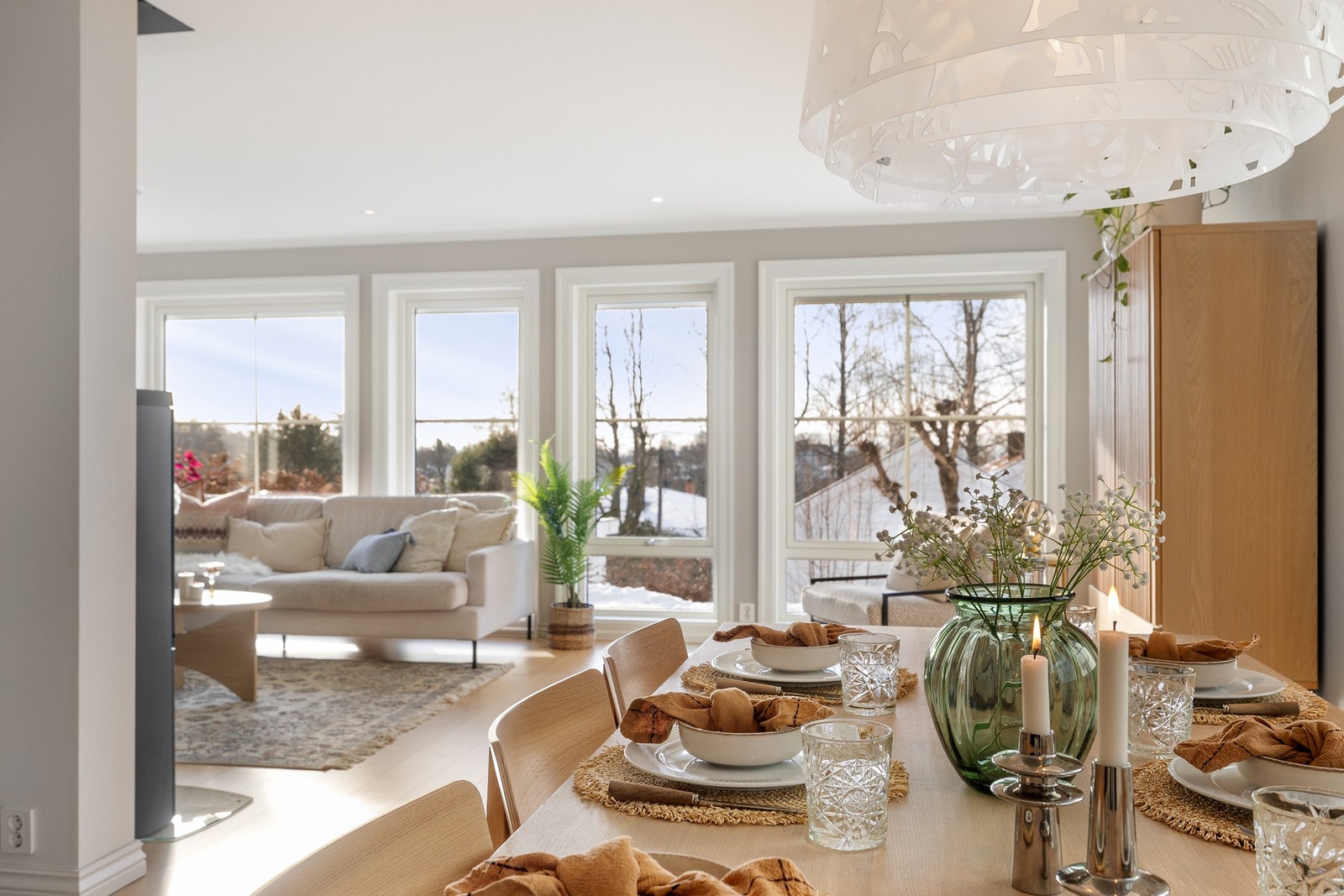 Store vindusflater gir rikelig med naturlig lys og skaper en behagelig atmosfære gjennom hele rommet. Galleribilde