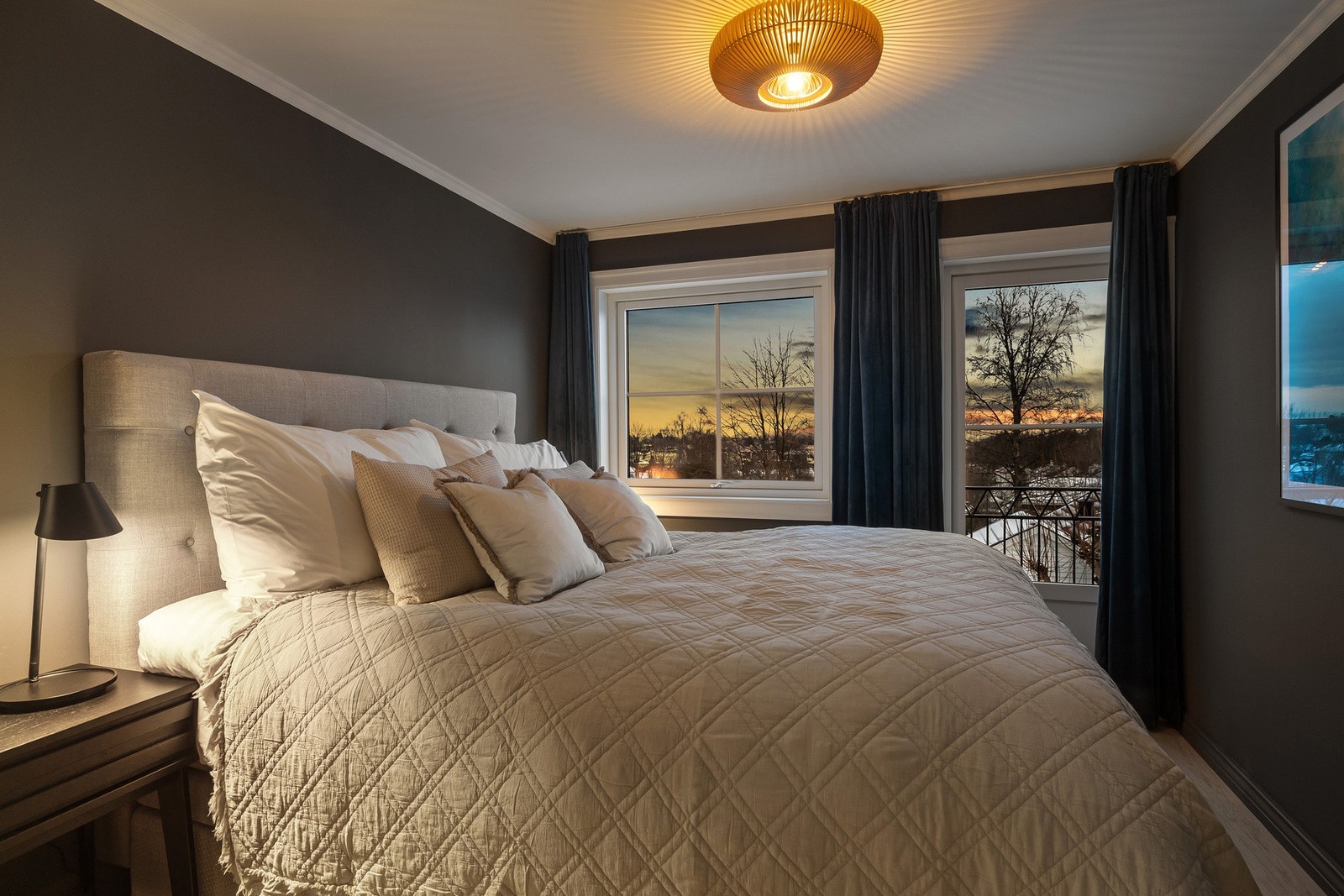 Hovedsoverommet fremstår ekstra innbydende om kvelden, med dempet belysning og rolige, harmoniske omgivelser. Galleribilde
