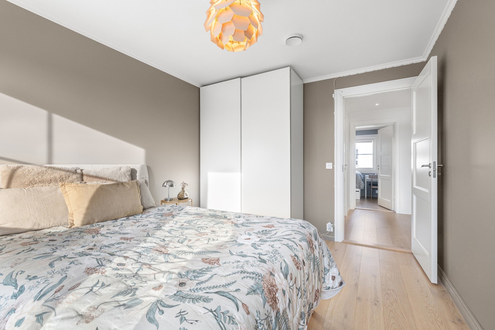 På soverom 2 er det god plass til seng og tilhørende møbler. Galleribilde