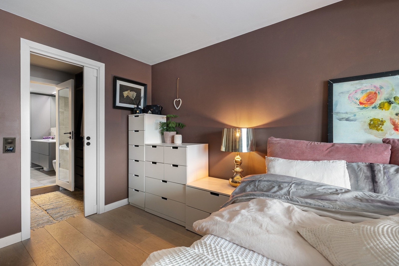 Hovedsoverom med tilhørende omkledningsrom og eget bad danner en komfortabel og privat masteravdeling. Galleribilde