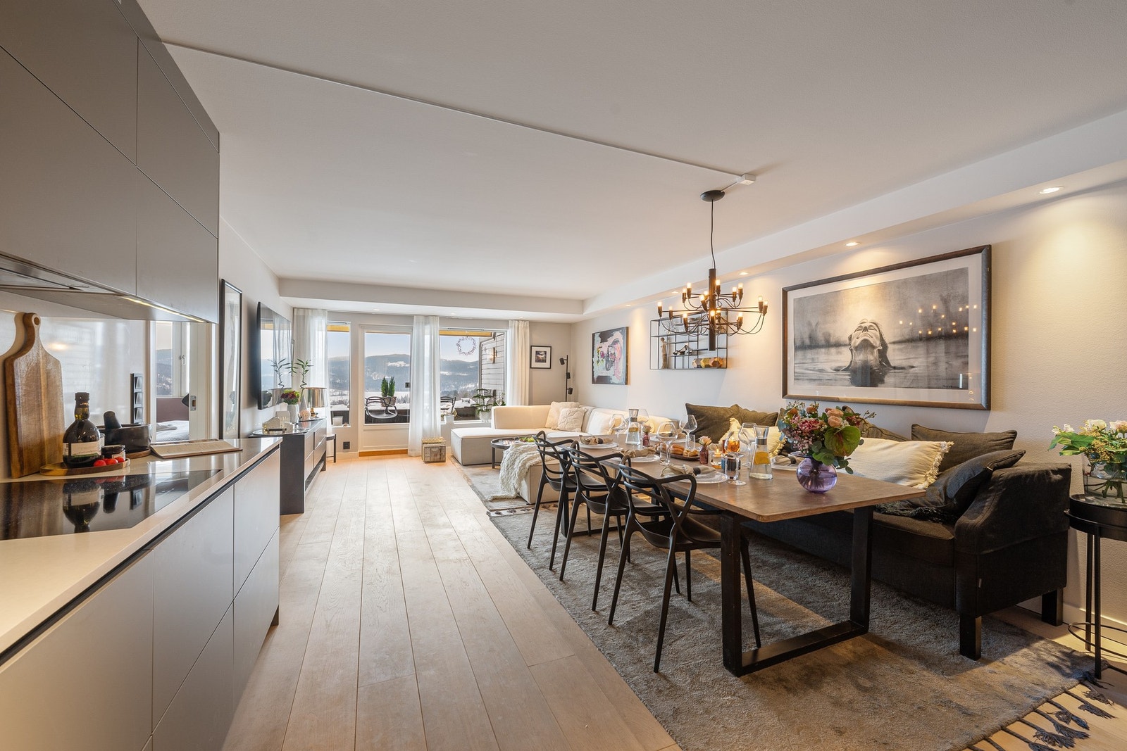 Lekker og gjennomført 4-roms med trappefri adkomst, ombygget i 2020 og med gulvvarme i alle rom. To solrike terrasser, tre soverom, to moderne bad og åpen stue- og kjøkkenløsning gir en komfortabel og funksjonell bolig med høy standard. Galleribilde