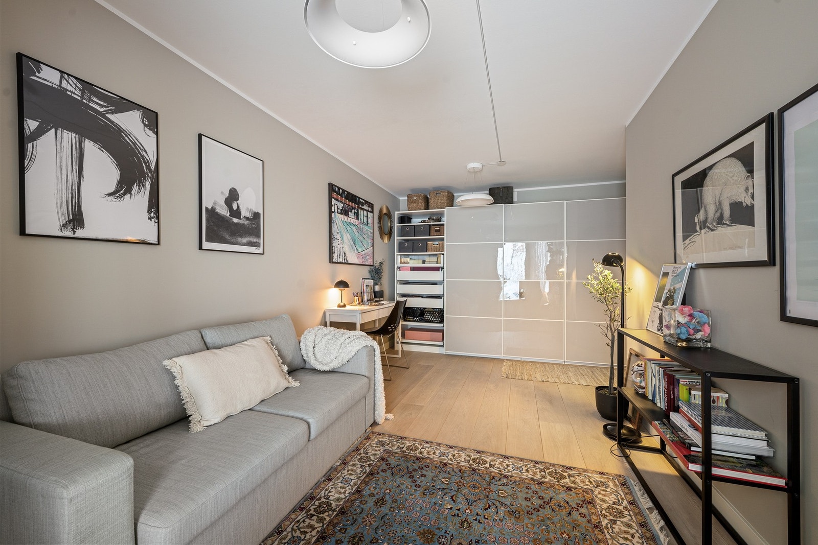 I dag er rommet innredet som en ekstra stue og fungerer godt som fleksibelt oppholdsrom dersom man ikke har behov for tre soverom. Galleribilde