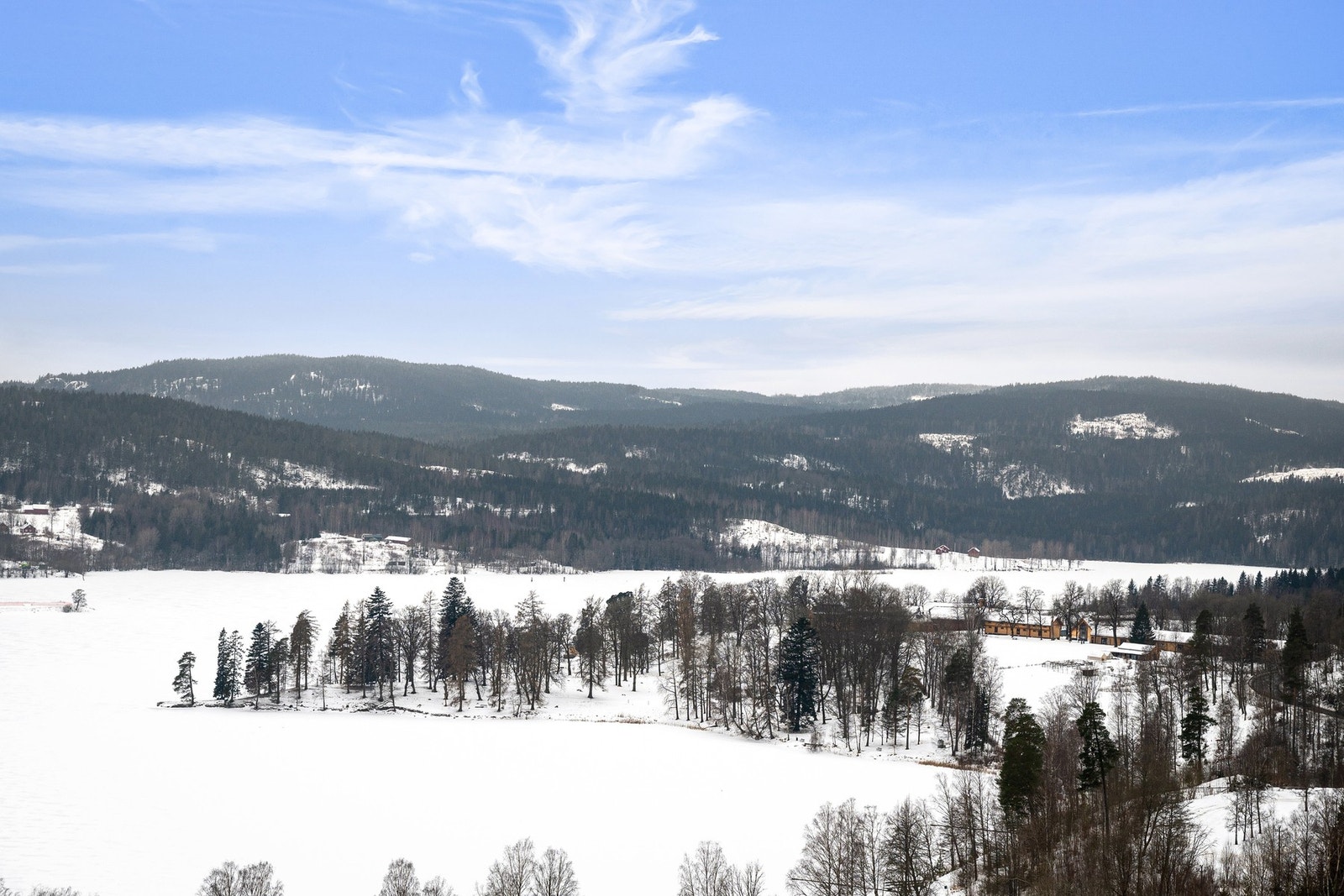 Vidstrakt og vakker utsikt med sol til langt på kveld. På varme sommerkvelder kan du nyte spektakulære solnedganger og stemningsfulle himmelbilder fra terrassen. Galleribilde