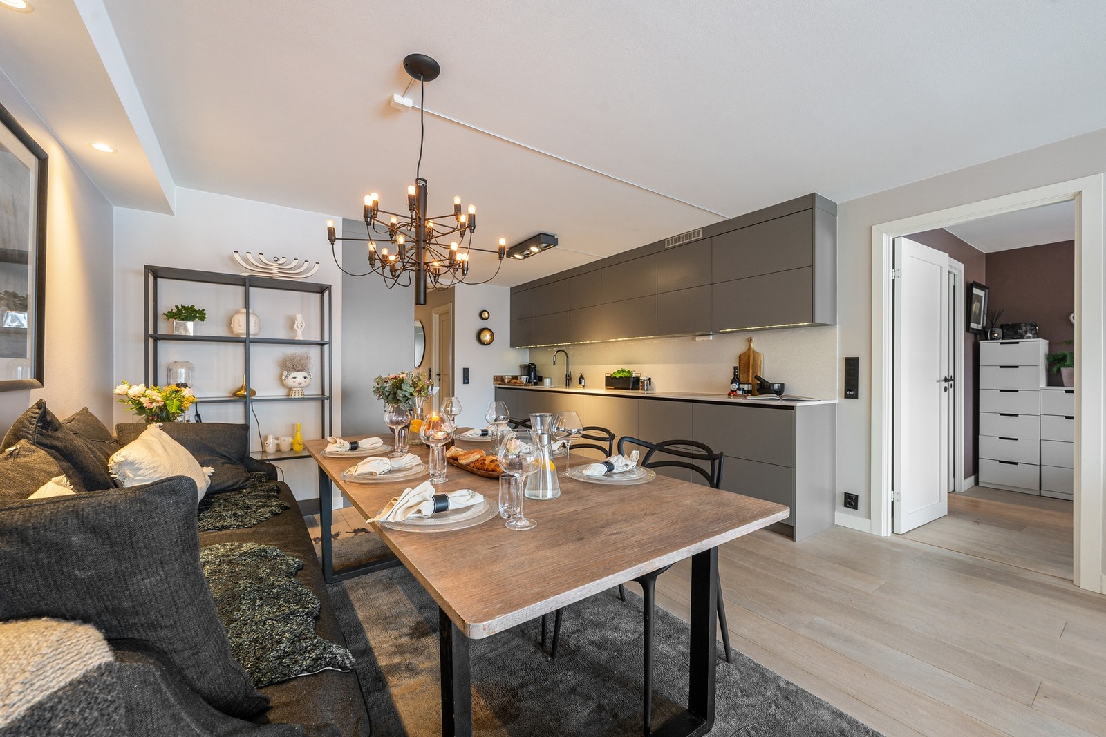 God plass til spisebord i direkte tilknytning til det moderne og funksjonelle kjøkkenet, som gir en naturlig og sosial løsning. Galleribilde