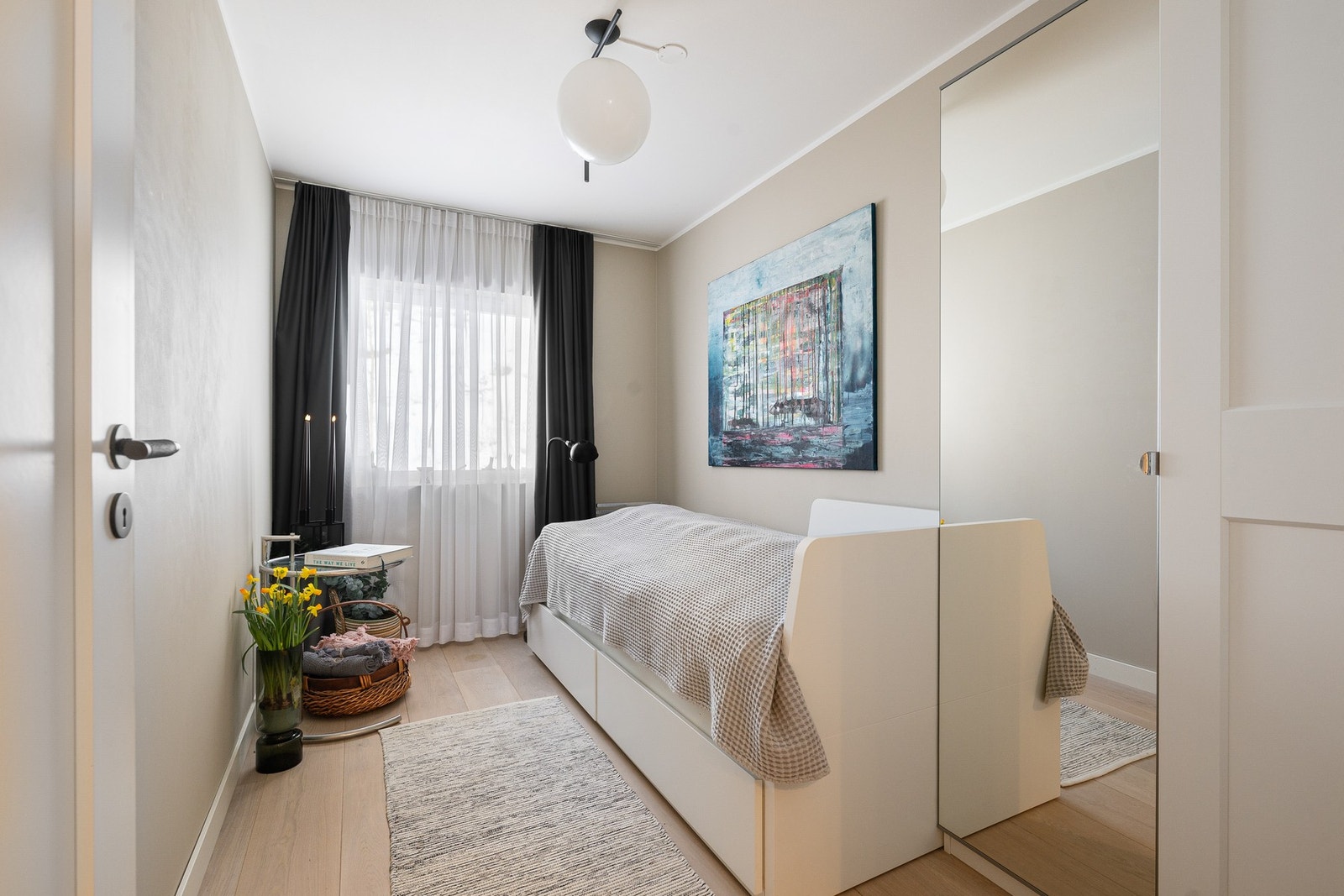 Soverom 2 med god plass til seng og garderobeløsning. Galleribilde