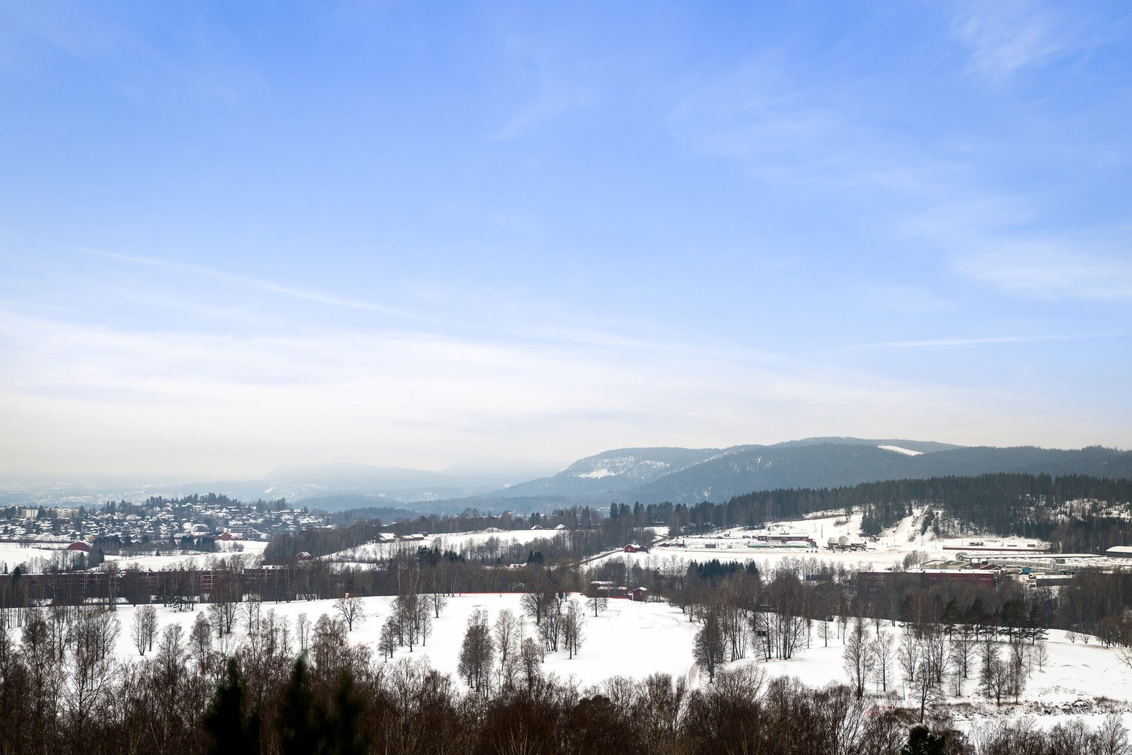 Vidstrakt og imponerende utsikt som strekker seg over Bogstadvannet, Oslo Golfklubb, Bunnefjorden, Oslofjorden og åsene i bakgrunnen. Galleribilde