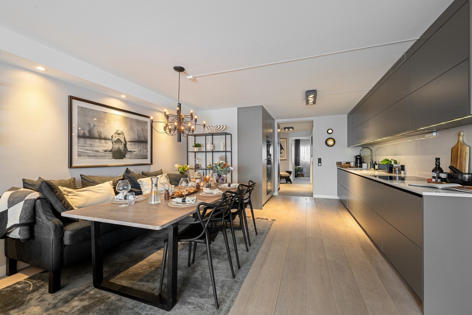 Stue, spisestue og kjøkken kombineres på en naturlig måte i denne åpne og sosiale løsningen. Galleribilde