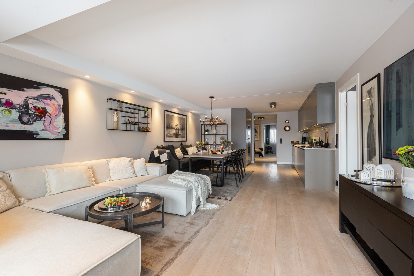 Veldrevet sameie med god vedlikeholdshistorikk, hvor blant annet varmtvann, TV og internett er inkludert i felleskostnadene. Galleribilde