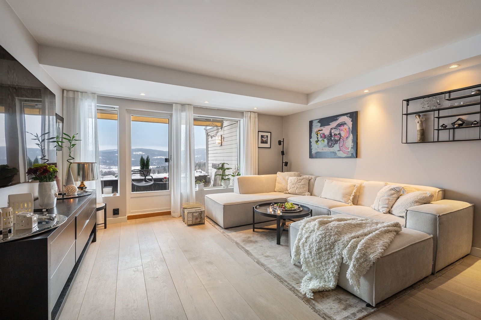 Boligen ble omfattende oppgradert i 2020 og fremstår gjennomført og delikat med moderne og helhetlige løsninger. Galleribilde