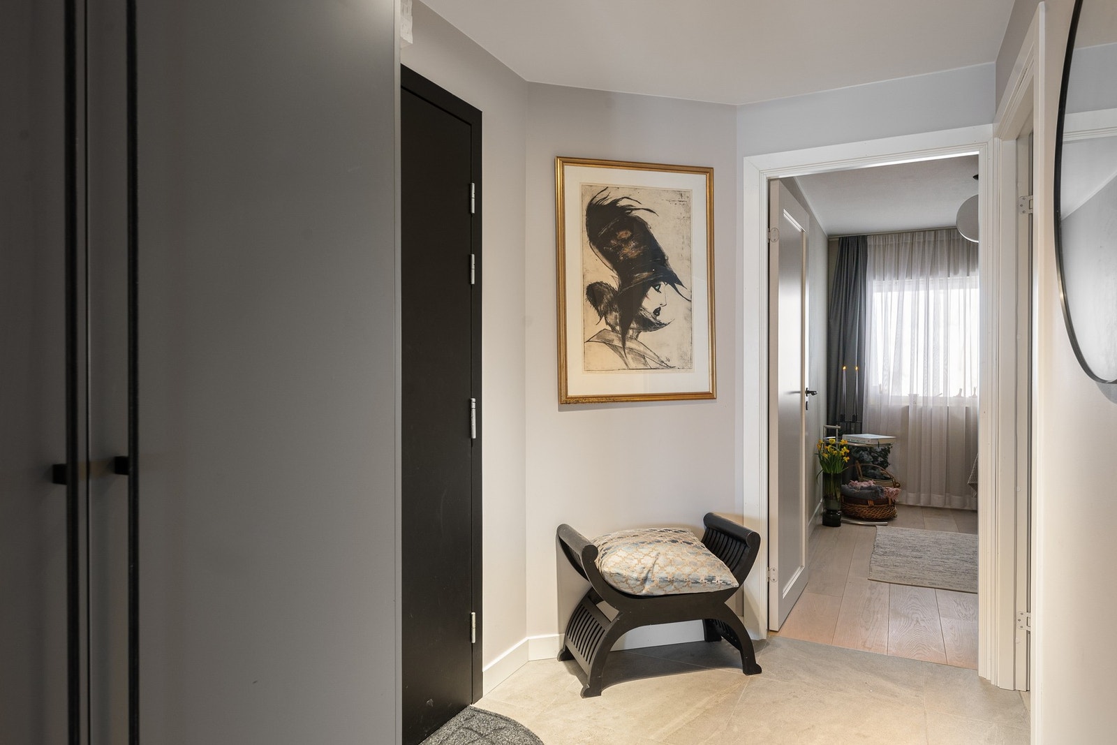 Entréen har flislagt gulv med gulvvarme og direkte adkomst til bad nr. 2. Galleribilde