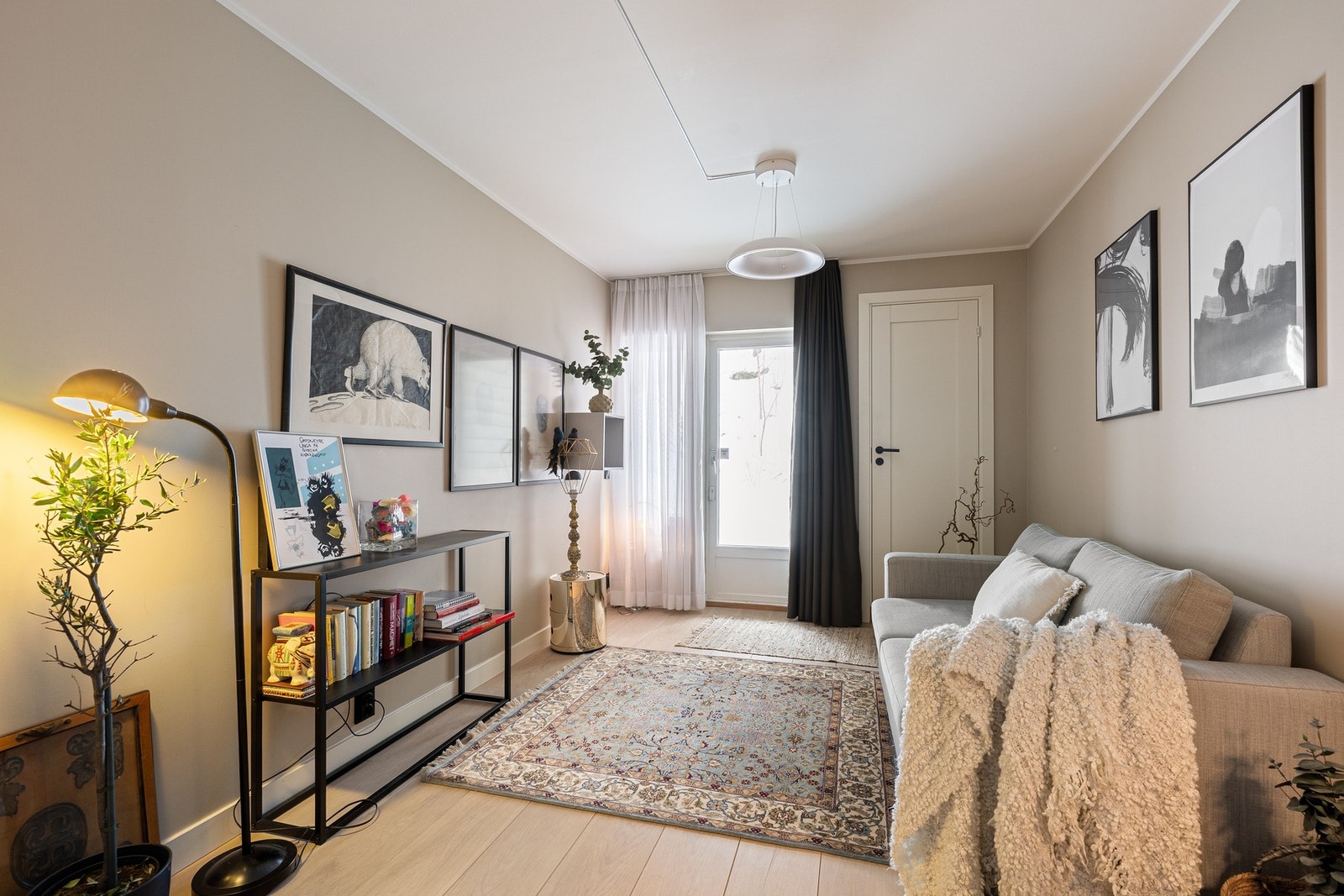 Fra rommet er det direkte adkomst til en koselig markterrasse mot øst, perfekt for morgenkaffen i solen. Galleribilde