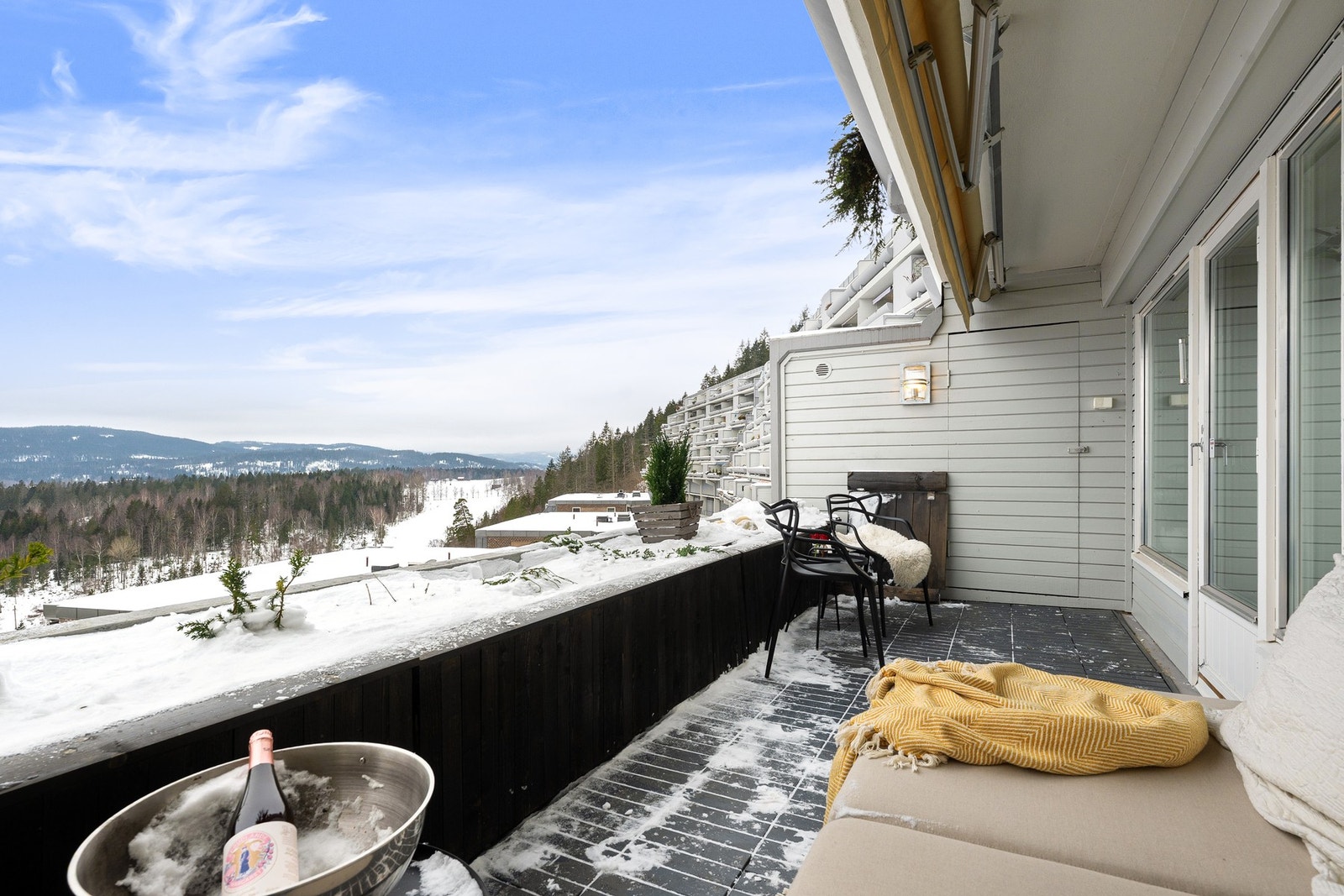 Solrik vestvendt terrasse med god plass til sittegruppe og grill, perfekt for lange sommerkvelder. Praktisk utvendig bod i direkte tilknytning. Galleribilde