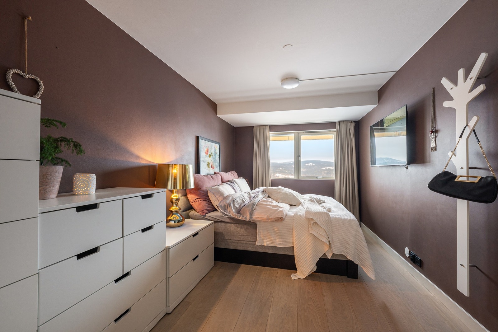 Romslig hovedsoverom med direkte adkomst til eget bad og god plass til oppbevaring. Galleribilde