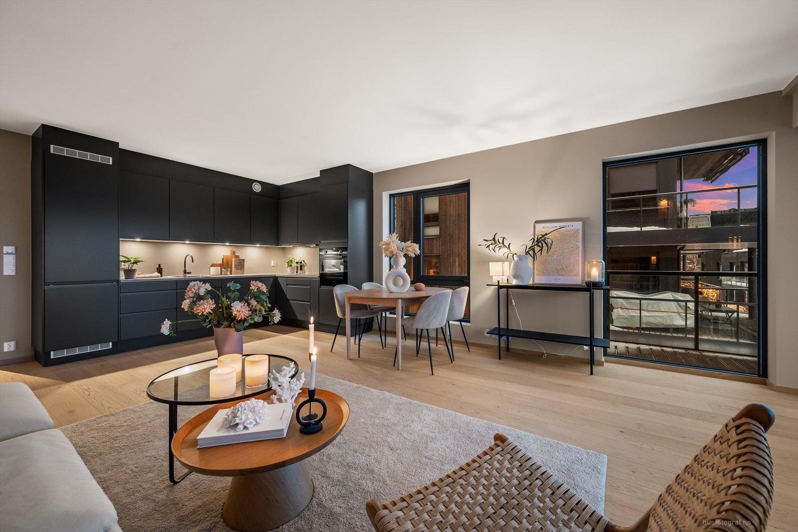 Åpen løsning mellom stue og kjøkken gir god romfølelse. Galleribilde